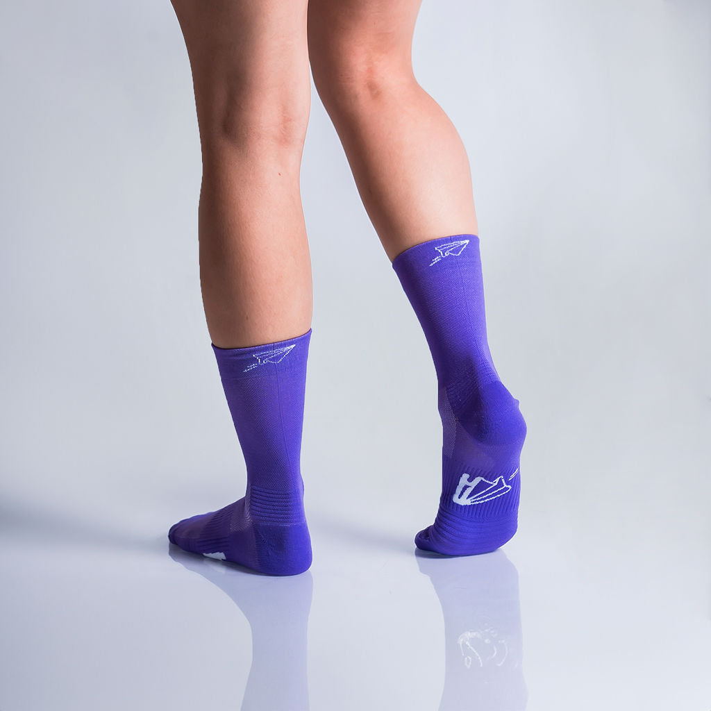 Calcetas deportivas lisas para running, maratón y ciclismo. Con diseño técnico transpirable, compresión media y soporte en arco plantar, costura antiampollas.