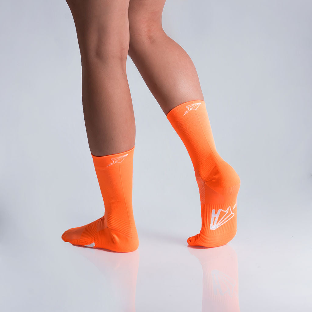 Calcetas deportivas lisas para running, maratón y ciclismo. Con diseño técnico transpirable, compresión media y soporte en arco plantar, costura antiampollas.