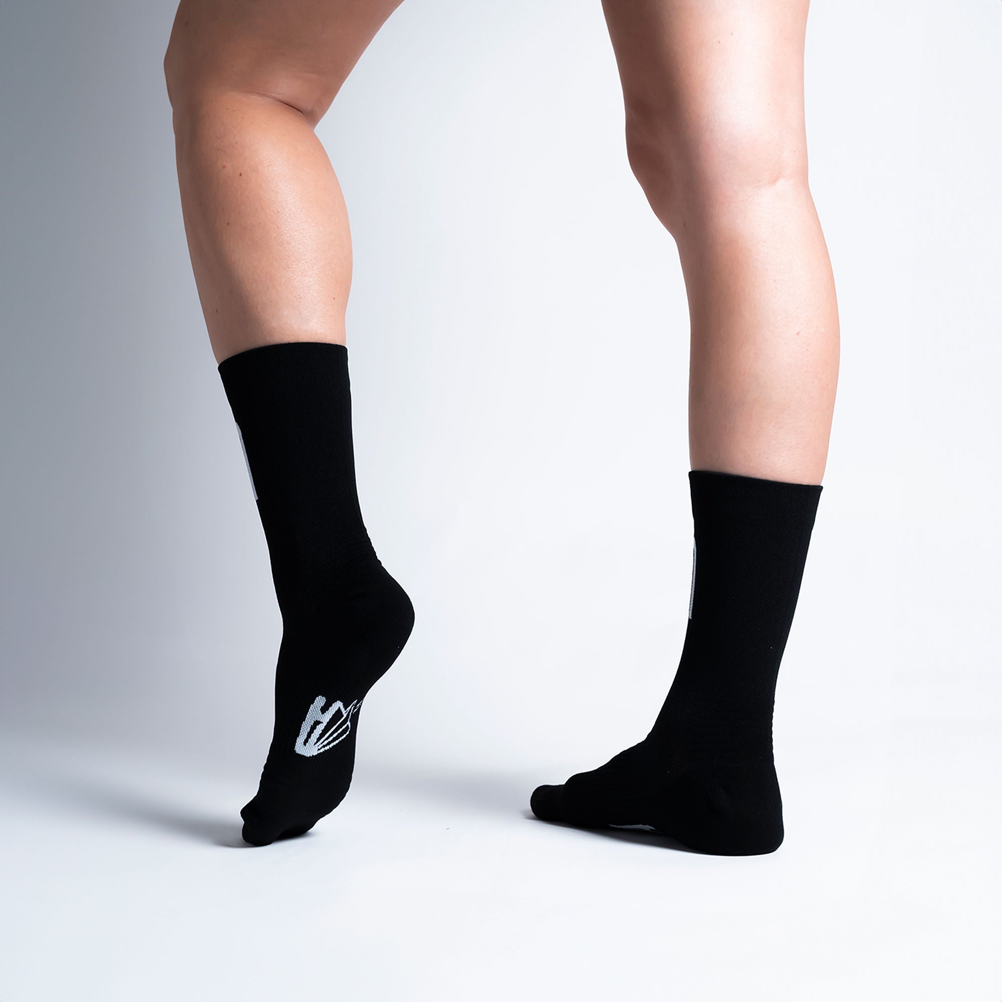 Calcetas deportivas lisas para running, maratón y ciclismo. Con diseño técnico transpirable, compresión media y soporte en arco plantar, costura antiampollas.