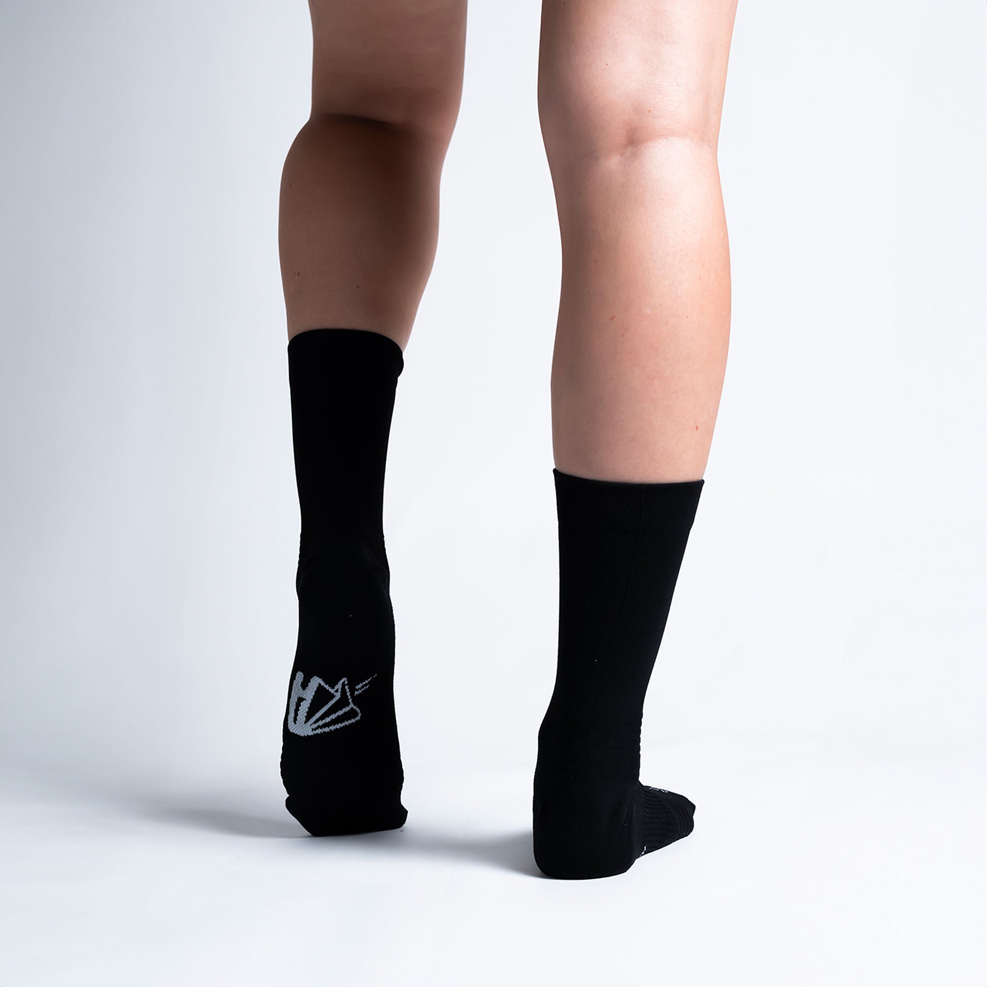 Calcetas deportivas lisas para running, maratón y ciclismo. Con diseño técnico transpirable, compresión media y soporte en arco plantar, costura antiampollas.