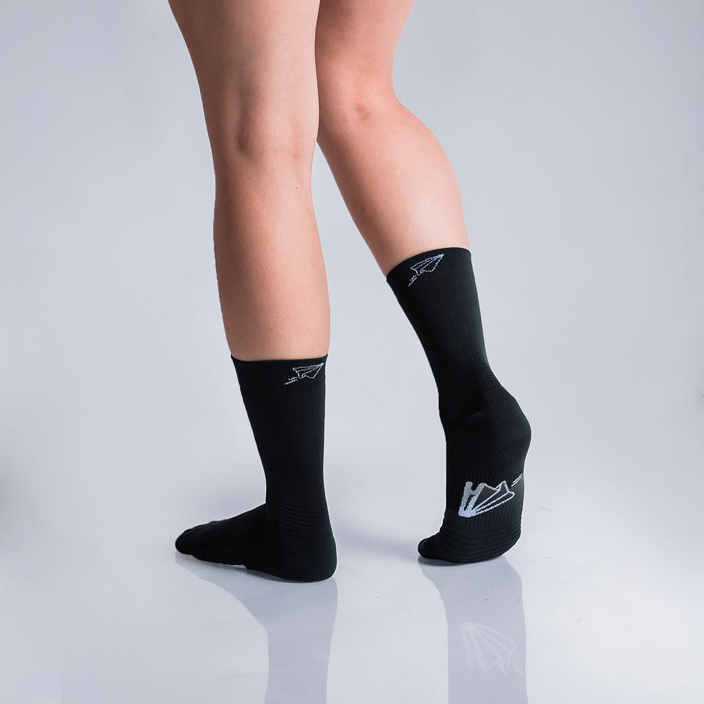 Calcetas deportivas lisas para running, maratón y ciclismo. Con diseño técnico transpirable, compresión media y soporte en arco plantar, costura antiampollas.