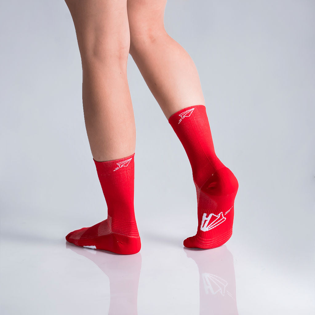 Calcetas deportivas lisas para running, maratón y ciclismo. Con diseño técnico transpirable, compresión media y soporte en arco plantar, costura antiampollas.