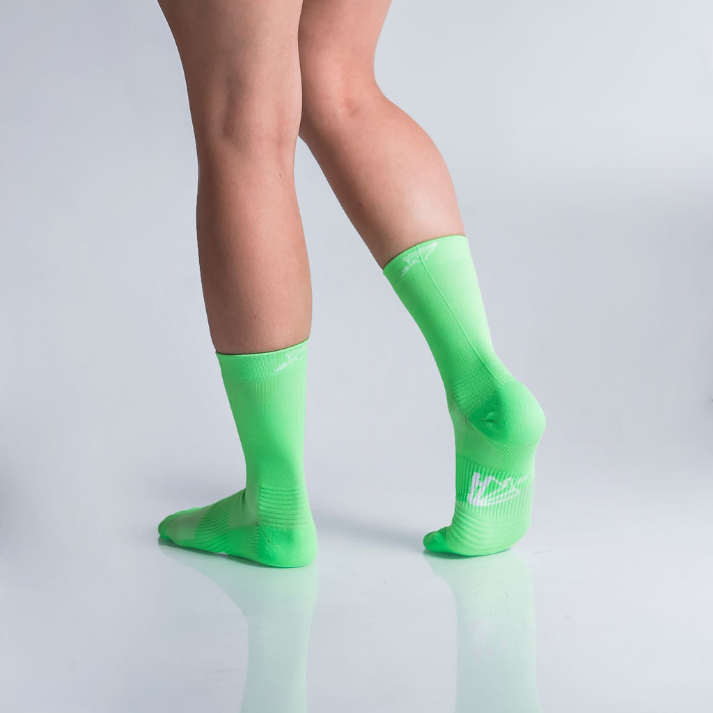 Calcetas deportivas lisas para running, maratón y ciclismo. Con diseño técnico transpirable, compresión media y soporte en arco plantar, costura antiampollas.