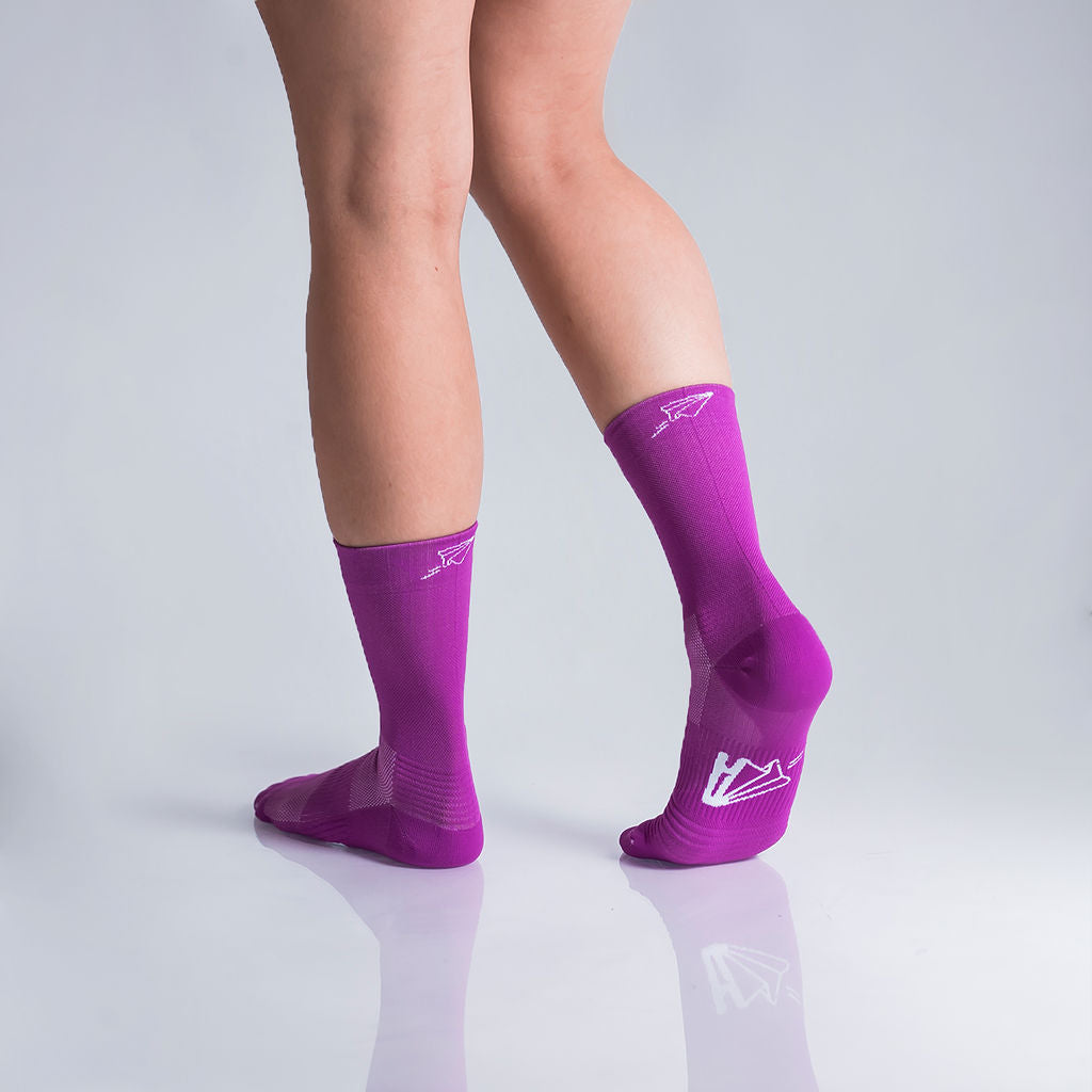 Calcetas deportivas lisas para running, maratón y ciclismo. Con diseño técnico transpirable, compresión media y soporte en arco plantar, costura antiampollas.