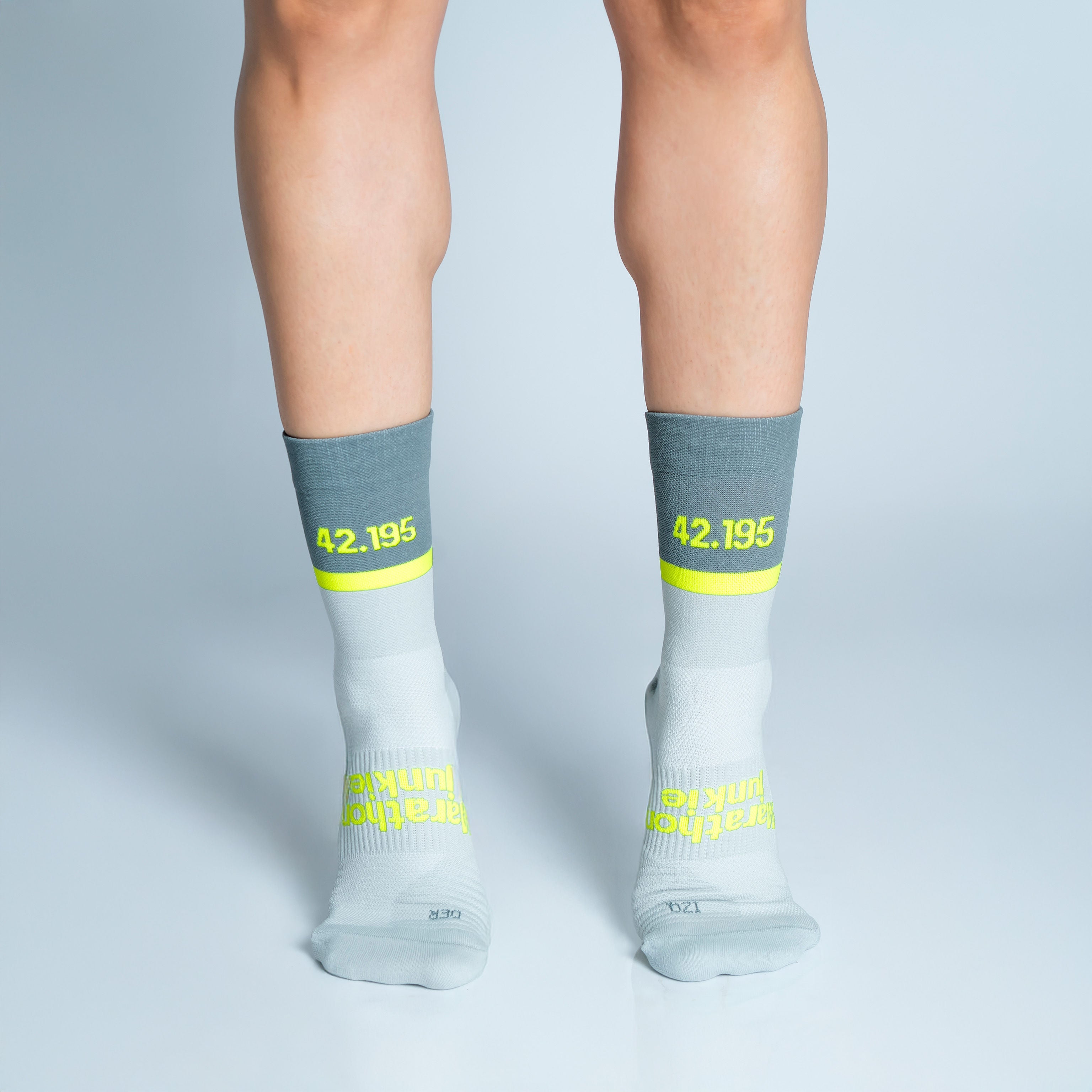 Calcetas deportivas Marathon Junkie para running, maratón y ciclismo. Con diseño técnico transpirable, compresión media y soporte en arco plantar, costura antiampollas.