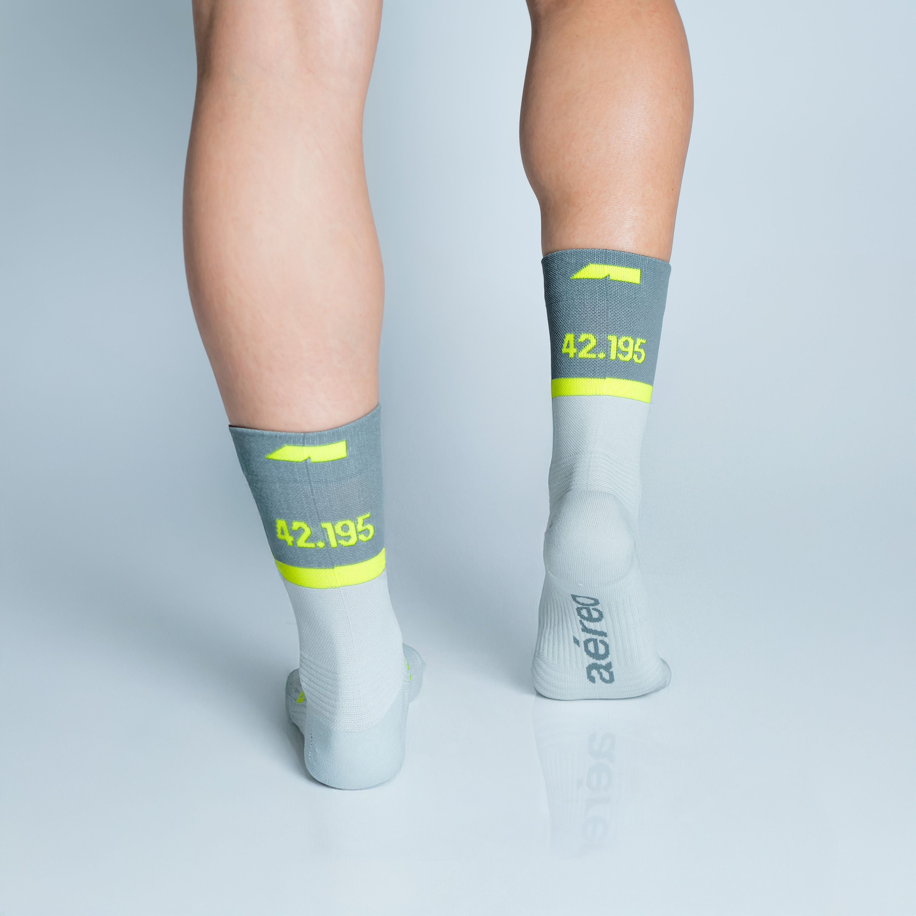 Calcetas deportivas Marathon Junkie para running, maratón y ciclismo. Con diseño técnico transpirable, compresión media y soporte en arco plantar, costura antiampollas.