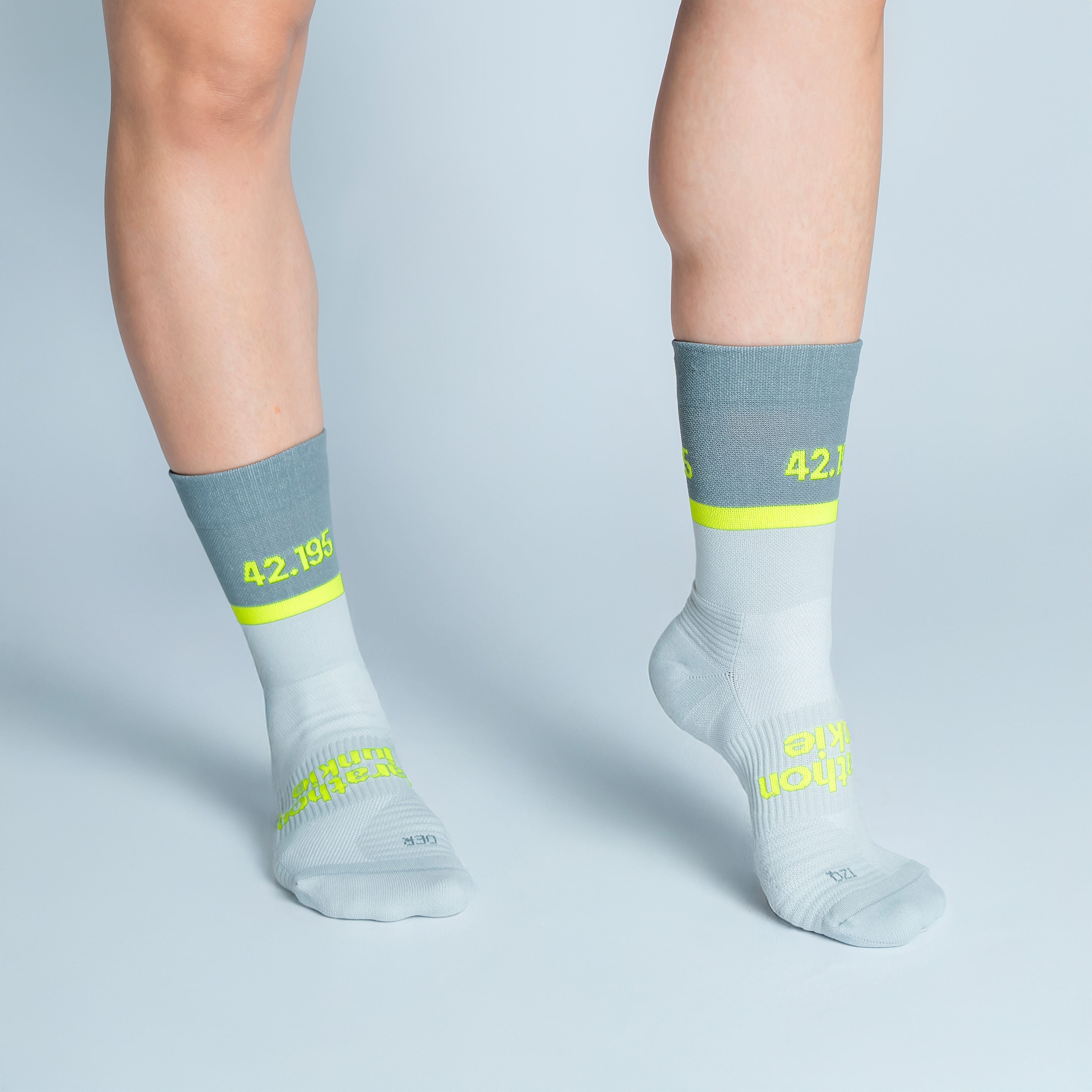 Calcetas deportivas Marathon Junkie para running, maratón y ciclismo. Con diseño técnico transpirable, compresión media y soporte en arco plantar, costura antiampollas.