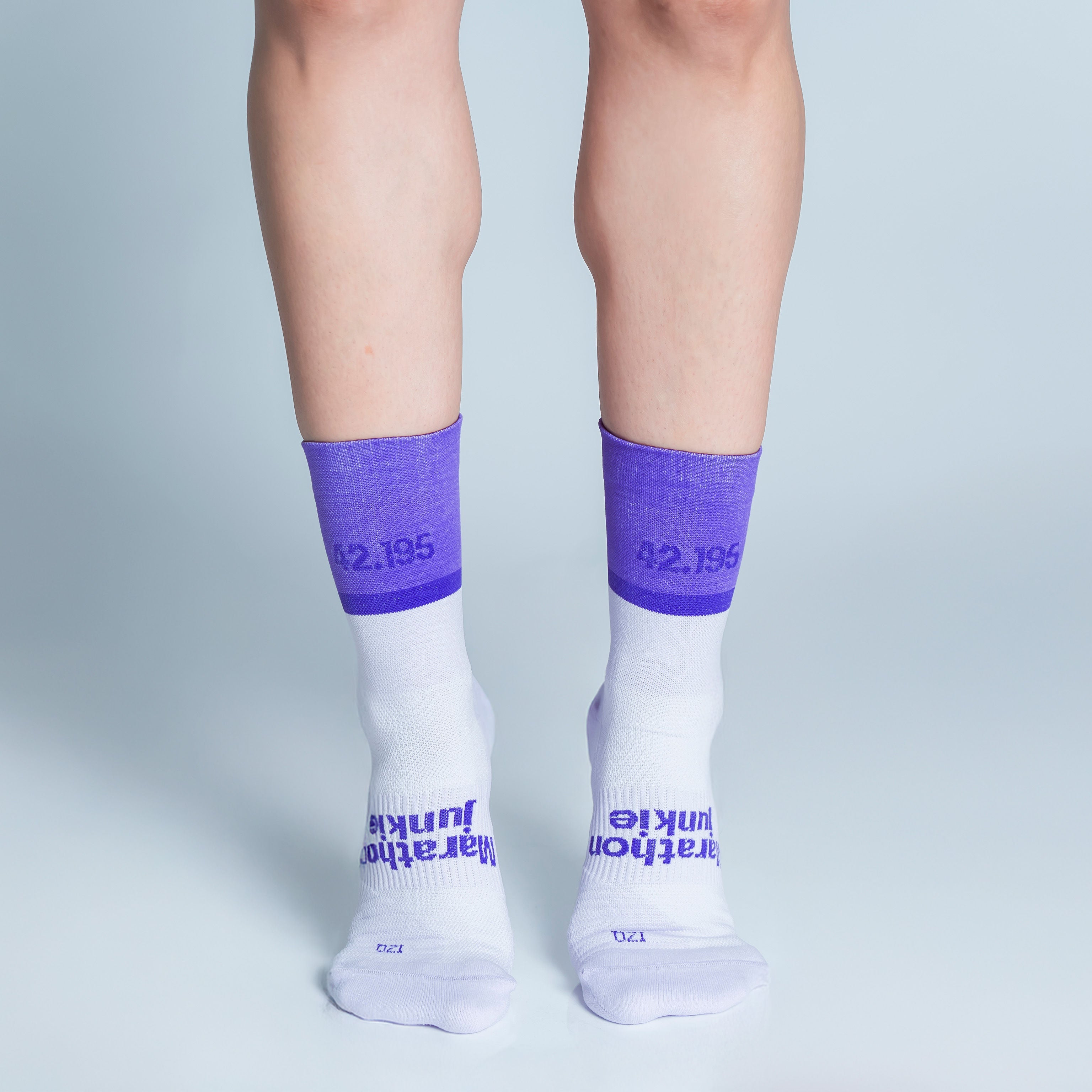 Calcetas deportivas Marathon Junkie para running, maratón y ciclismo. Con diseño técnico transpirable, compresión media y soporte en arco plantar, costura antiampollas.