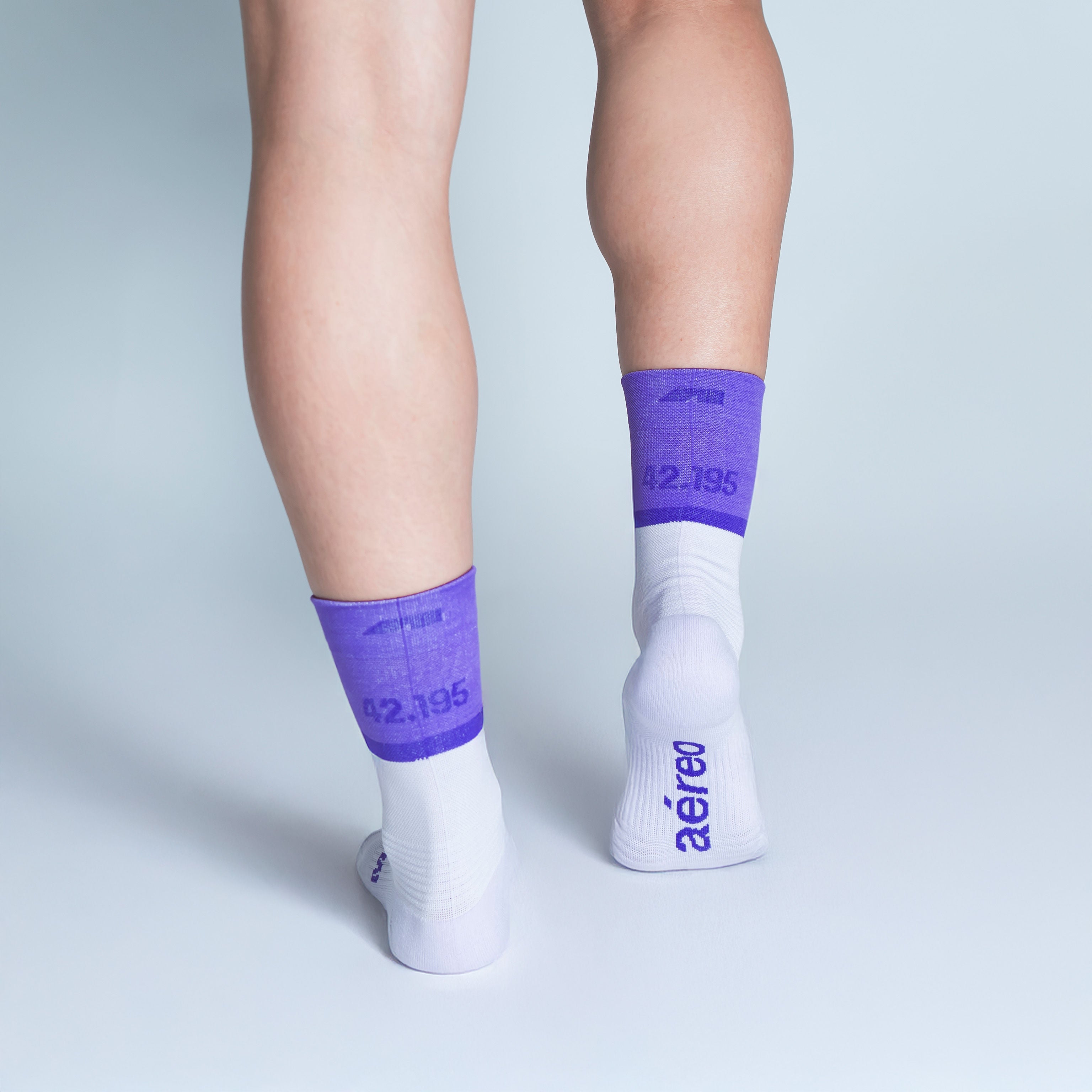 Calcetas deportivas Marathon Junkie para running, maratón y ciclismo. Con diseño técnico transpirable, compresión media y soporte en arco plantar, costura antiampollas.