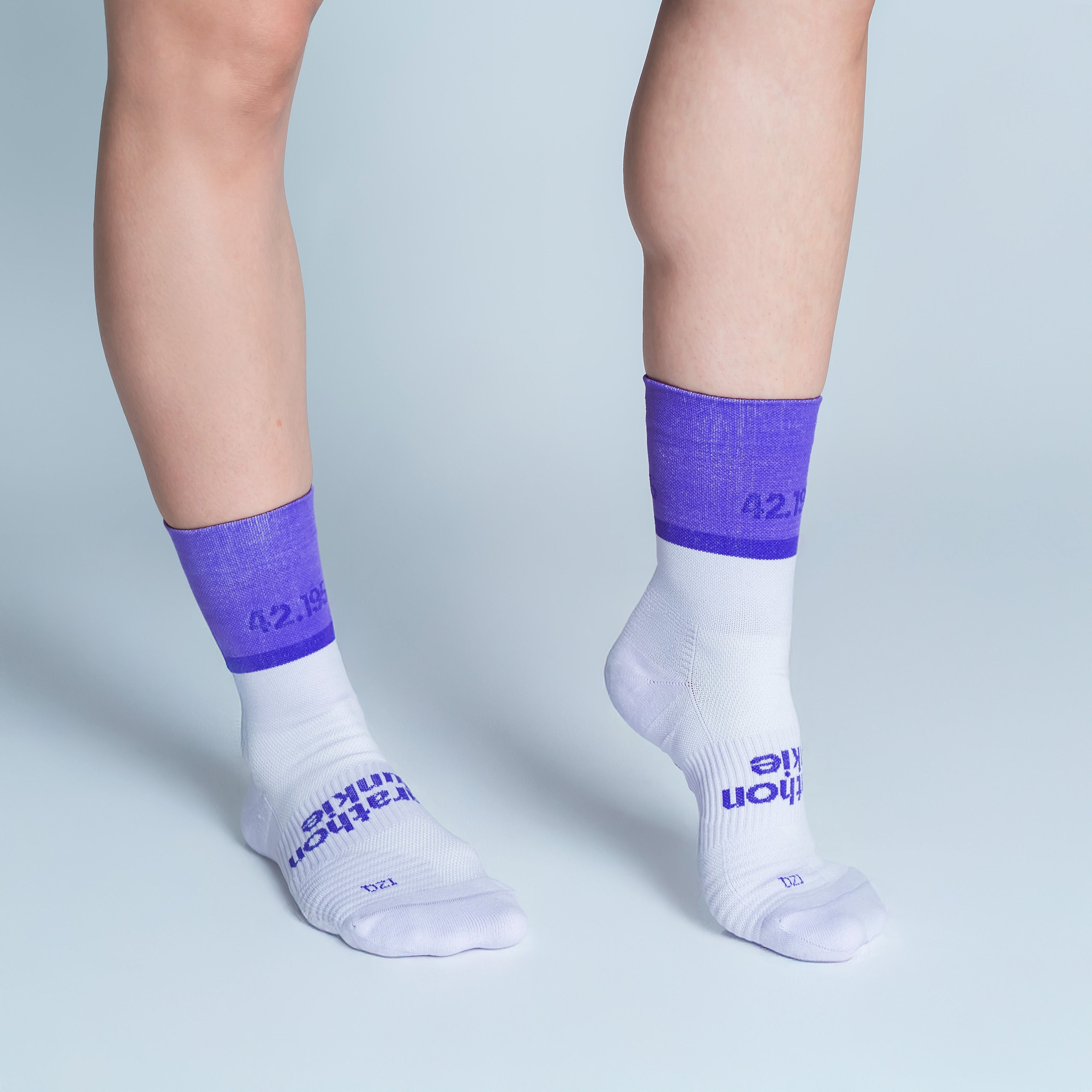 Calcetas deportivas Marathon Junkie para running, maratón y ciclismo. Con diseño técnico transpirable, compresión media y soporte en arco plantar, costura antiampollas.