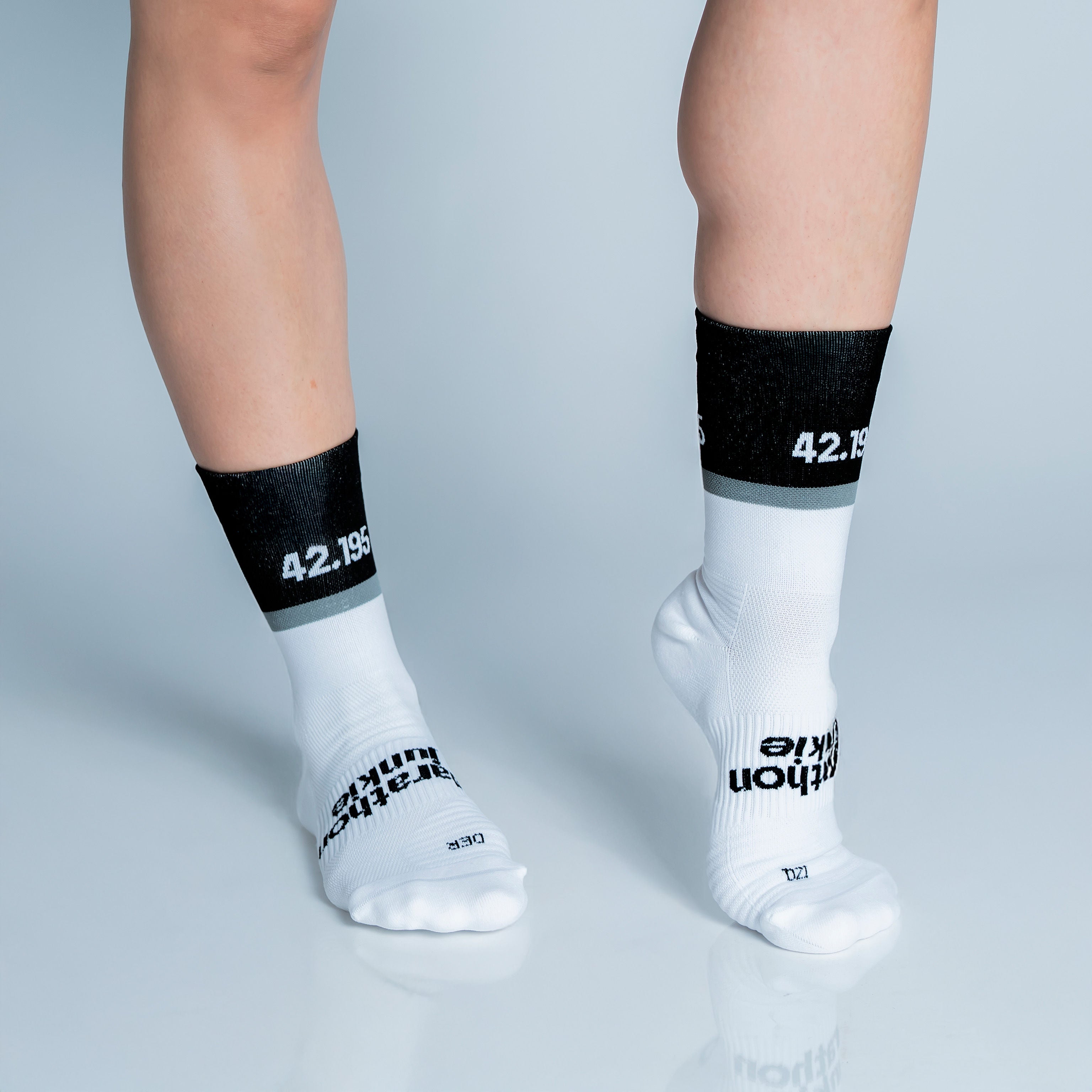 Calcetas deportivas Marathon Junkie para running, maratón y ciclismo. Con diseño técnico transpirable, compresión media y soporte en arco plantar, costura antiampollas.