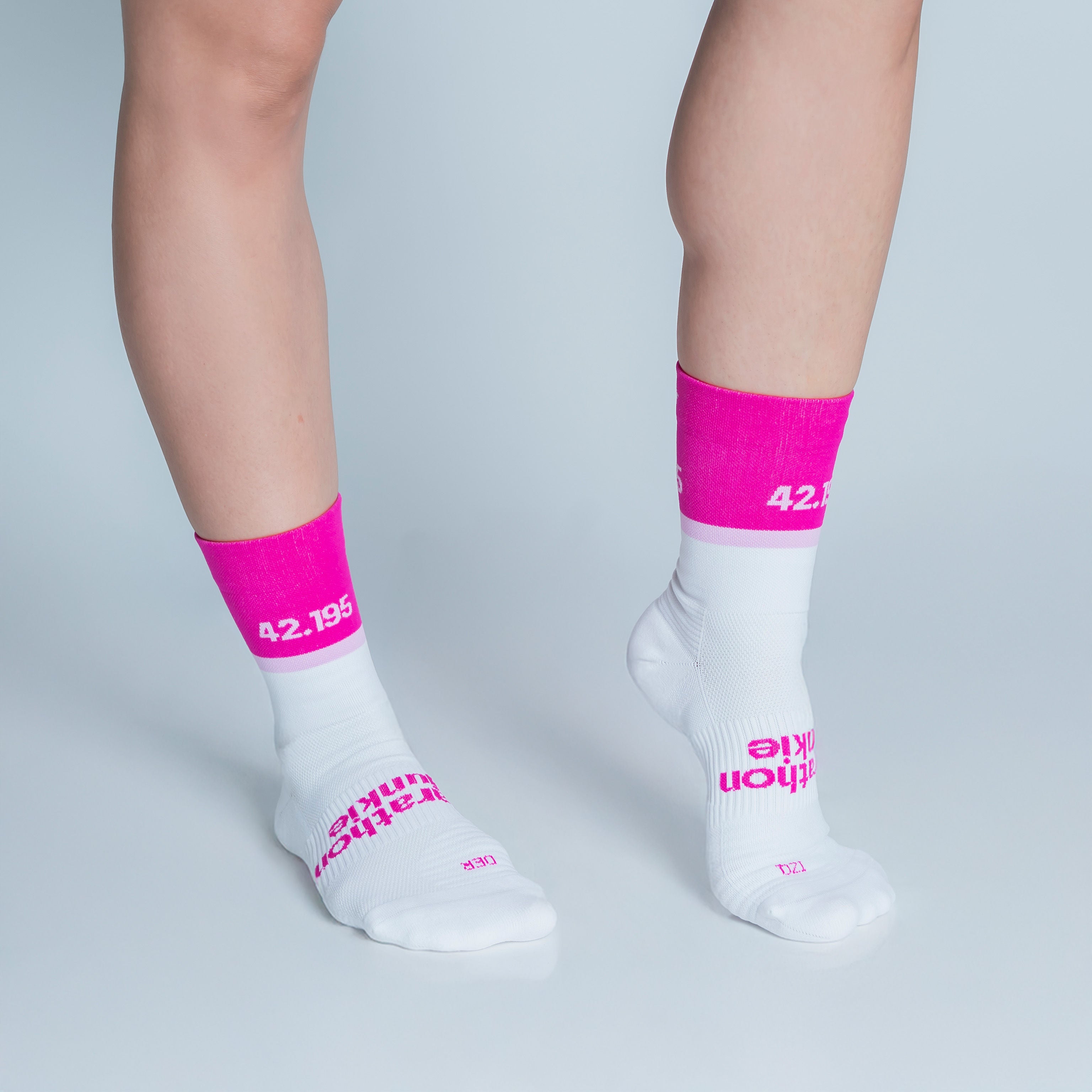 Calcetas deportivas Marathon Junkie para running, maratón y ciclismo. Con diseño técnico transpirable, compresión media y soporte en arco plantar, costura antiampollas.