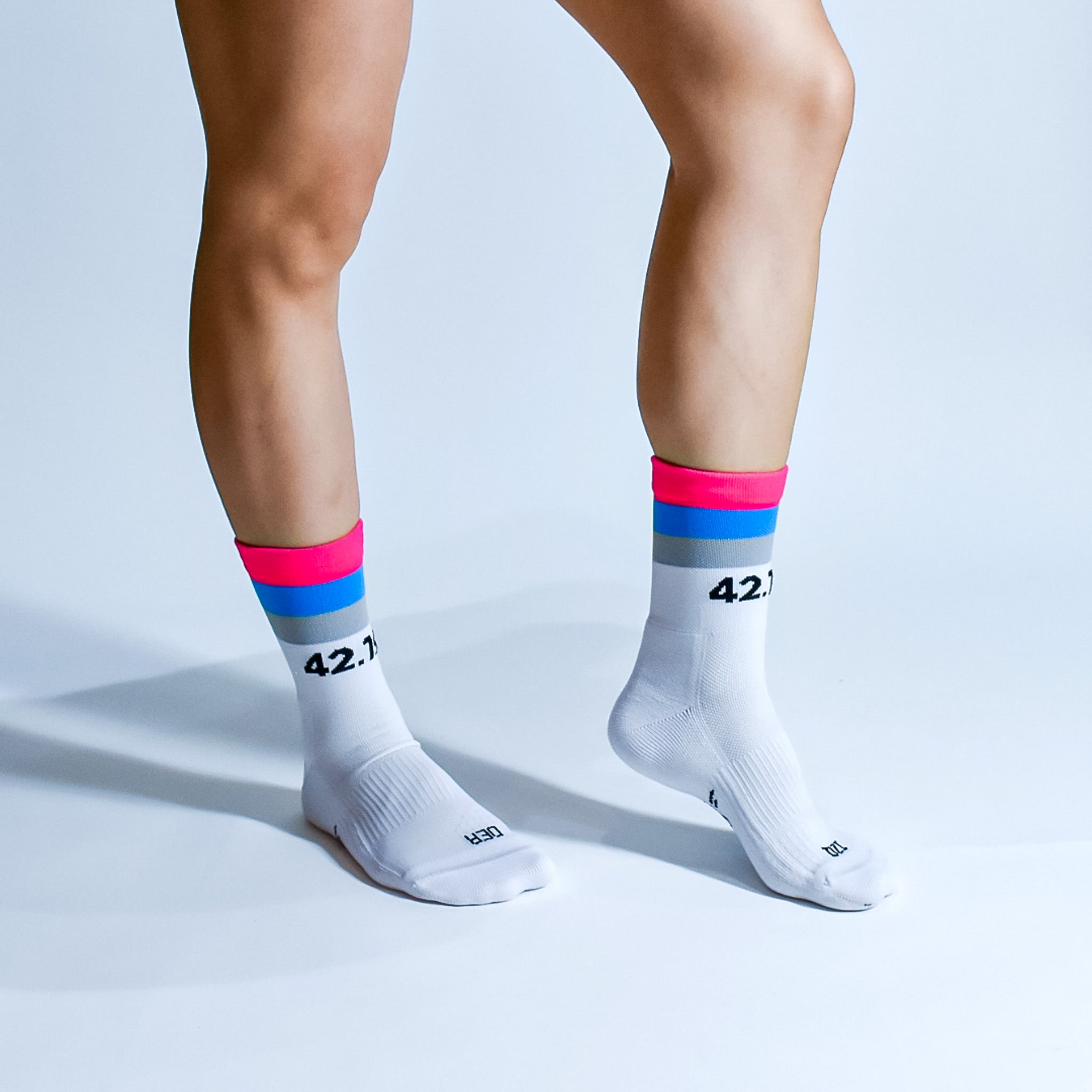 Calcetas deportivas inspiradas en el Maratón Lala Intensity con diseño especial para larga distancia, tejido transpirable, soporte técnico y compresión media para correr maratón y entrenamiento intenso.