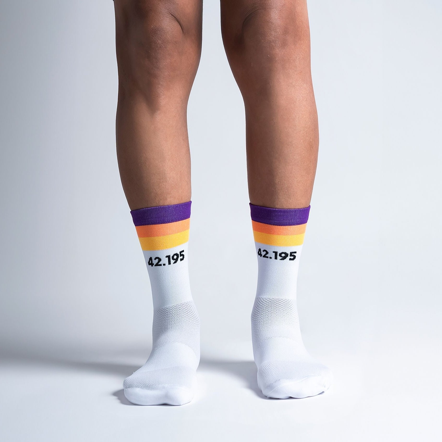 Calcetas deportivas inspiradas en el Maratón Lala Intensity con diseño especial para larga distancia, tejido transpirable, soporte técnico y compresión media para correr maratón y entrenamiento intenso.