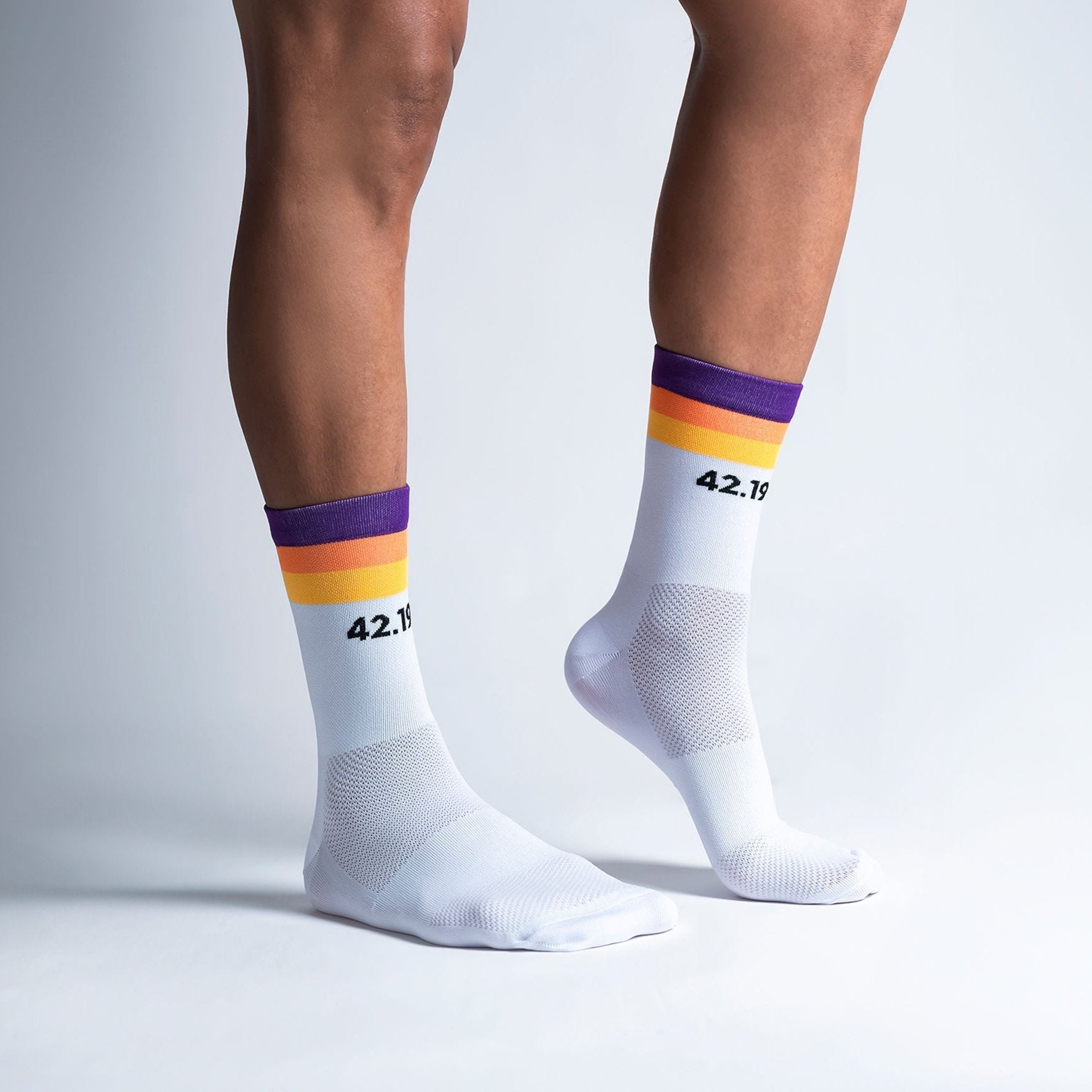 Calcetas deportivas inspiradas en el Maratón Lala Intensity con diseño especial para larga distancia, tejido transpirable, soporte técnico y compresión media para correr maratón y entrenamiento intenso.