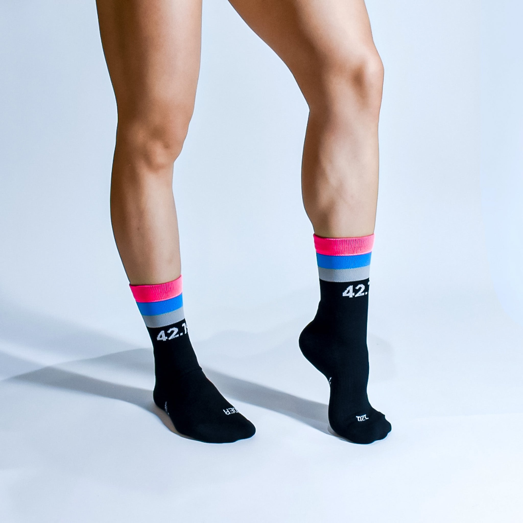 Calcetas deportivas inspiradas en el Maratón Lala Intensity con diseño especial para larga distancia, tejido transpirable, soporte técnico y compresión media para correr maratón y entrenamiento intenso.