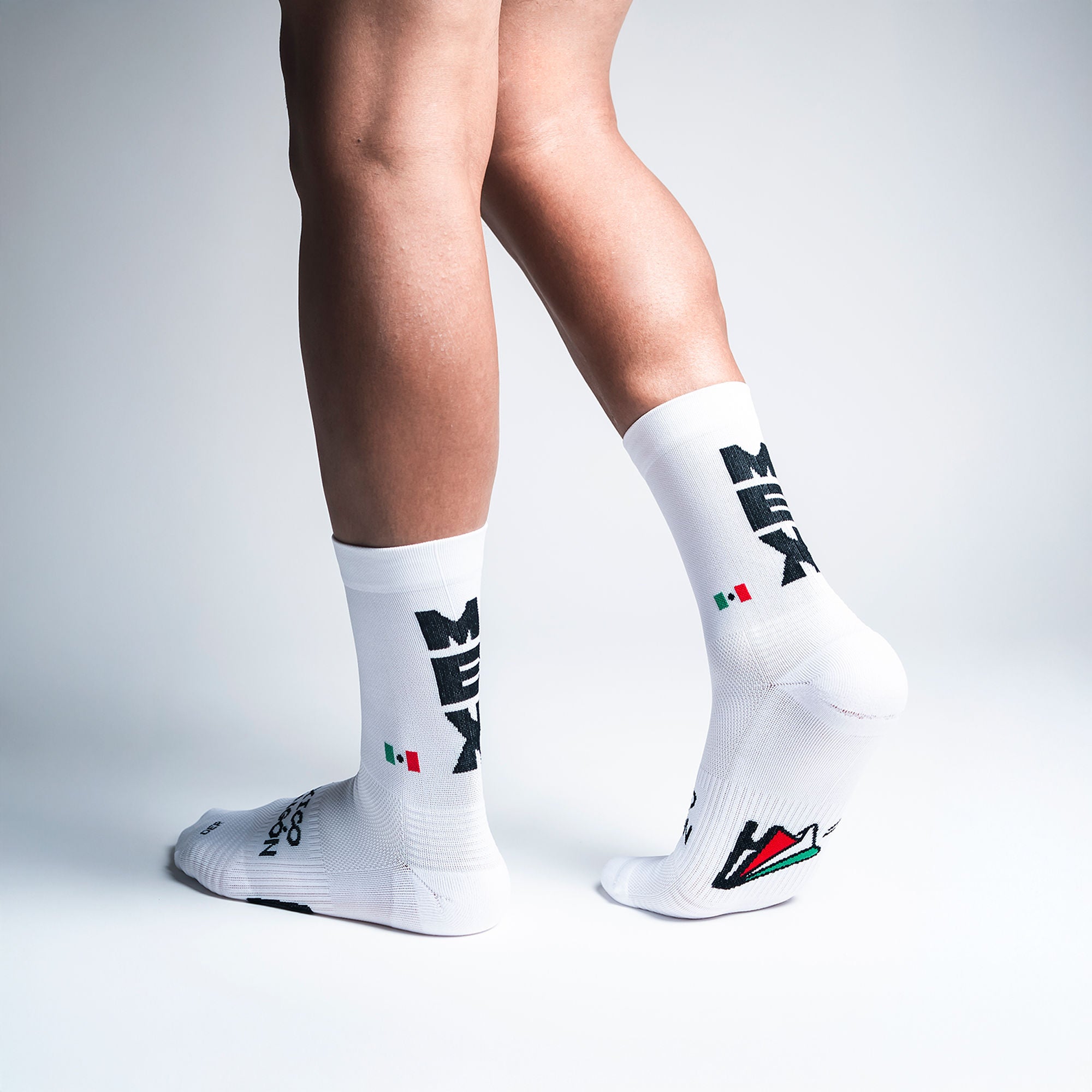 Calcetas deportivas Mex Pro para running, maratón y ciclismo. Con diseño técnico transpirable, compresión media y soporte en arco plantar, costura antiampollas.