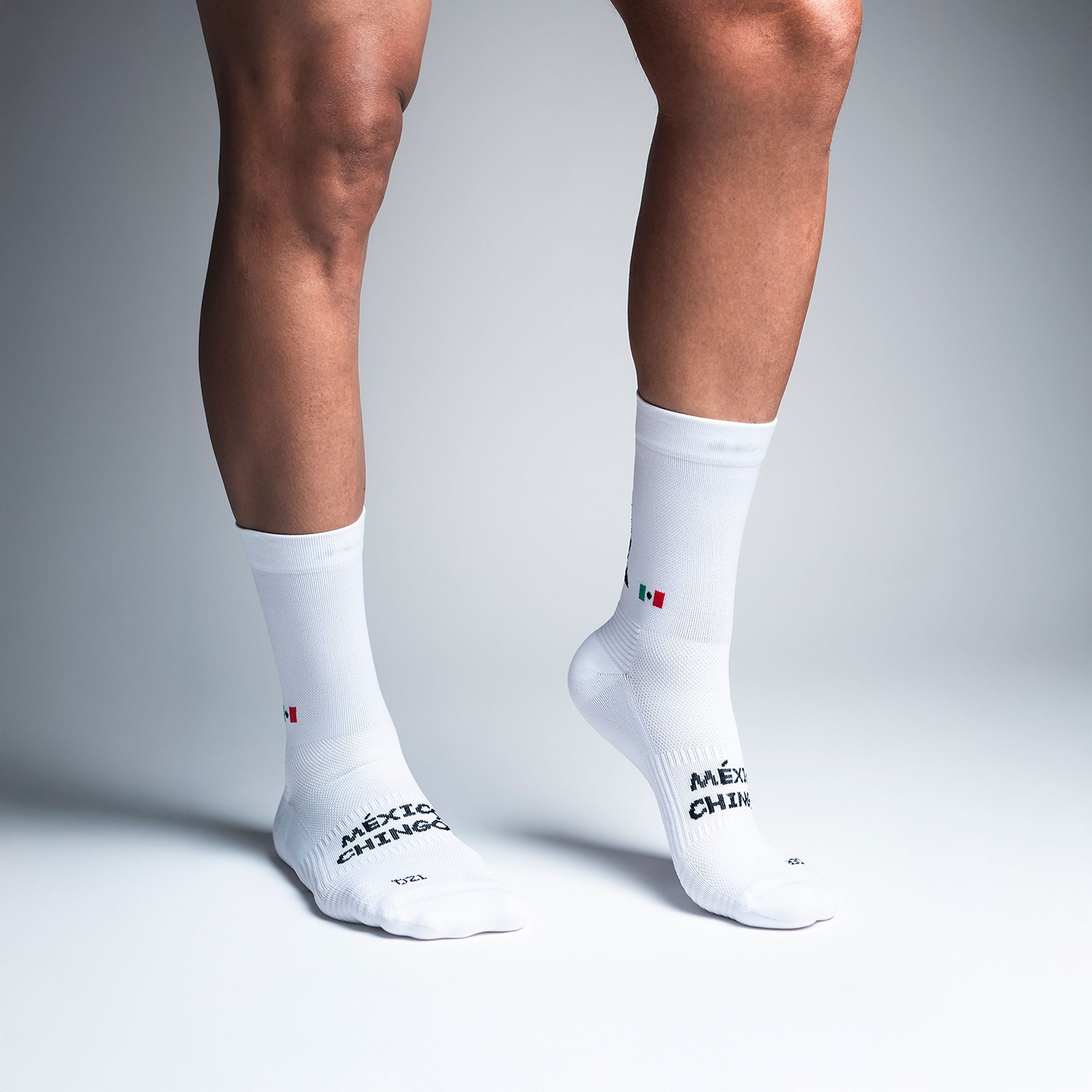 Calcetas deportivas Mex Pro para running, maratón y ciclismo. Con diseño técnico transpirable, compresión media y soporte en arco plantar, costura antiampollas.