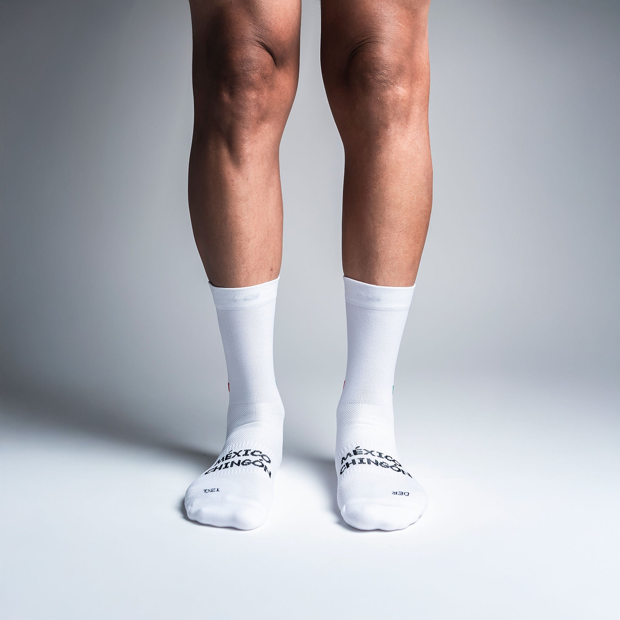 Calcetas deportivas Mex Pro para running, maratón y ciclismo. Con diseño técnico transpirable, compresión media y soporte en arco plantar, costura antiampollas.