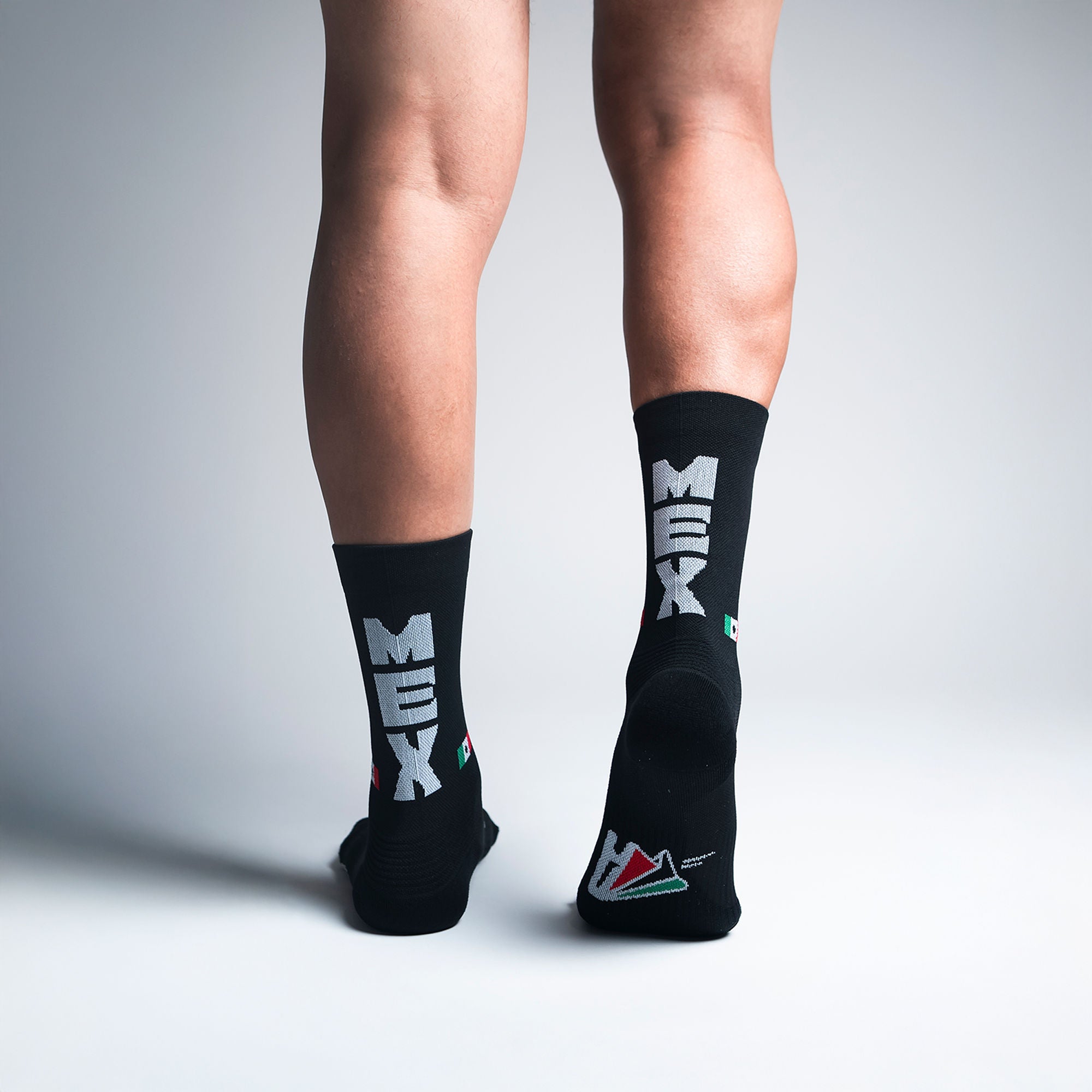 Calcetas deportivas Mex Pro para running, maratón y ciclismo. Con diseño técnico transpirable, compresión media y soporte en arco plantar, costura antiampollas.