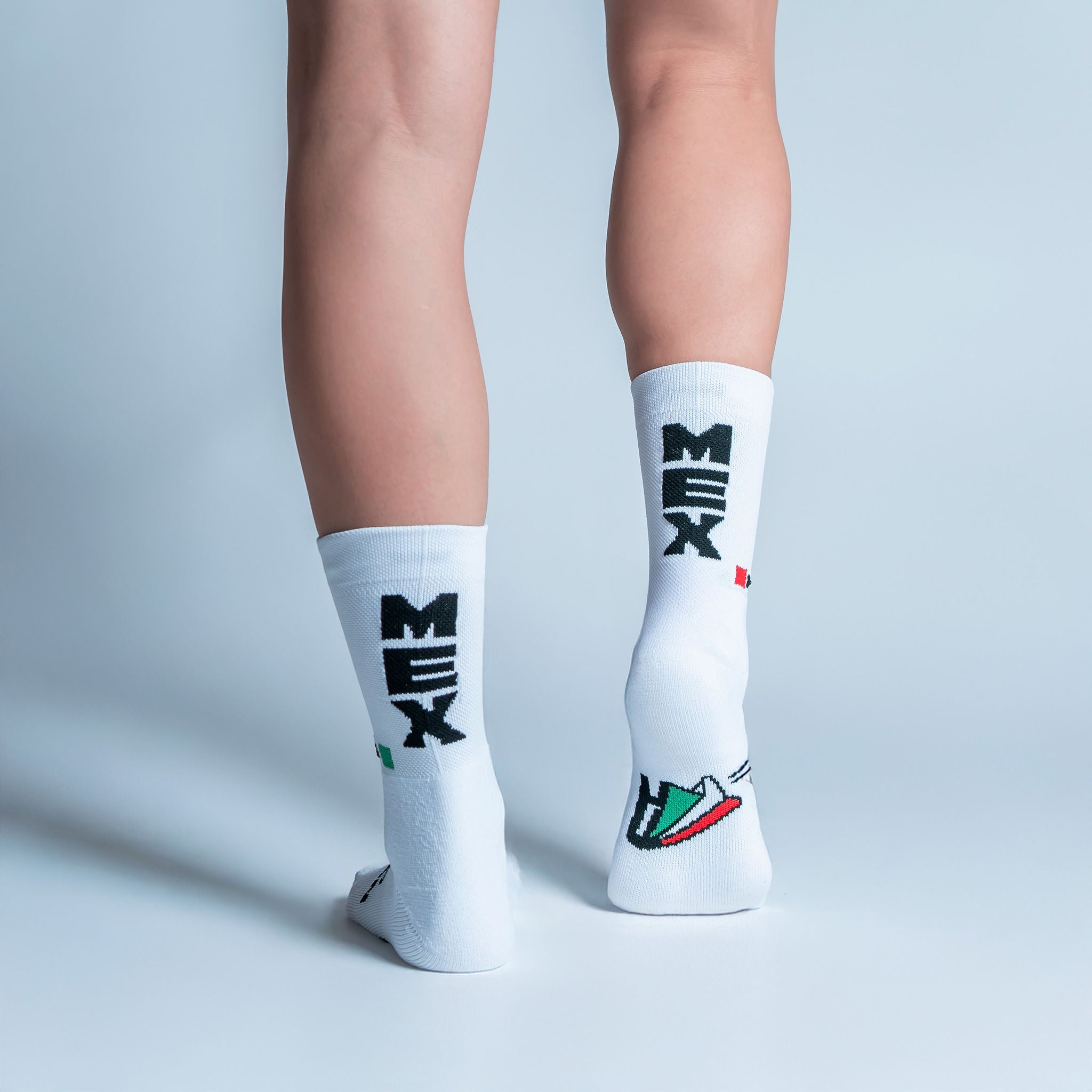 Calcetas deportivas MEX Calidad Intensity con diseño inspirado en México, tejido transpirable, soporte técnico y compresión ligera para running y entrenamiento.