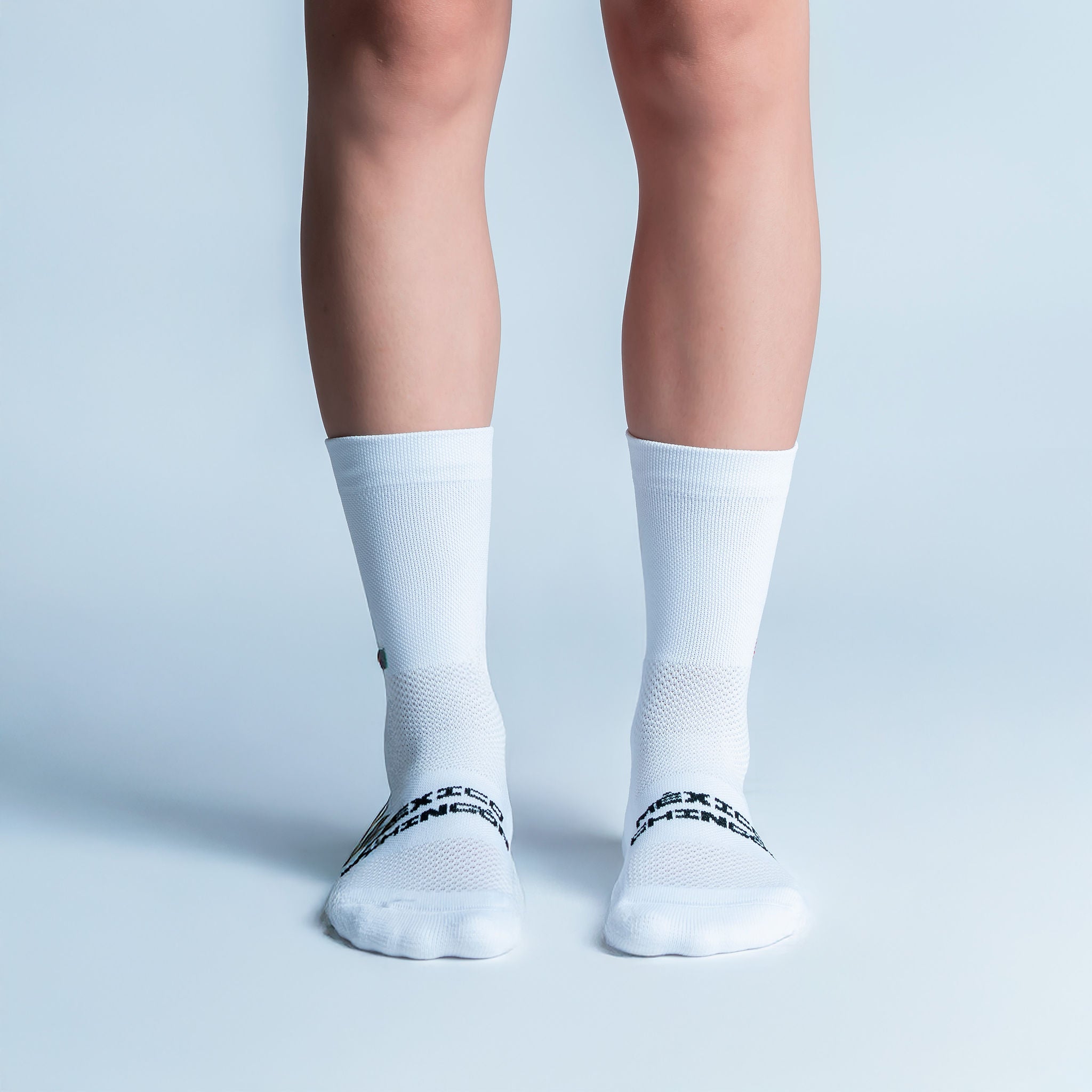 Calcetas deportivas MEX Calidad Intensity con diseño inspirado en México, tejido transpirable, soporte técnico y compresión ligera para running y entrenamiento.