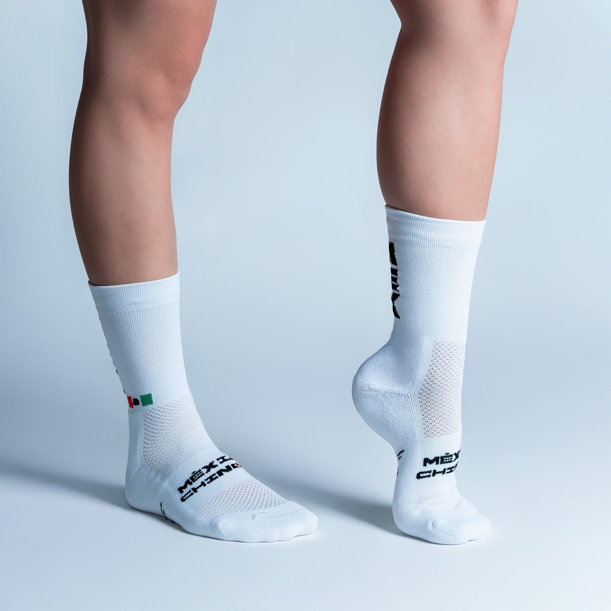 Calcetas deportivas MEX Calidad Intensity con diseño inspirado en México, tejido transpirable, soporte técnico y compresión ligera para running y entrenamiento.