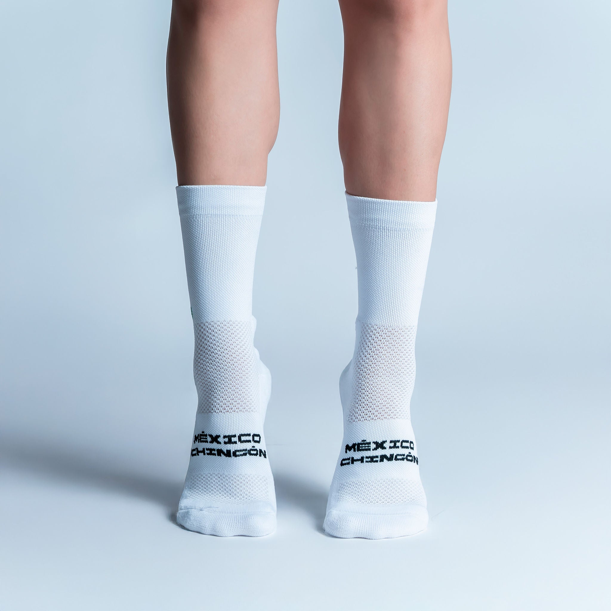 Calcetas deportivas MEX Calidad Intensity con diseño inspirado en México, tejido transpirable, soporte técnico y compresión ligera para running y entrenamiento.