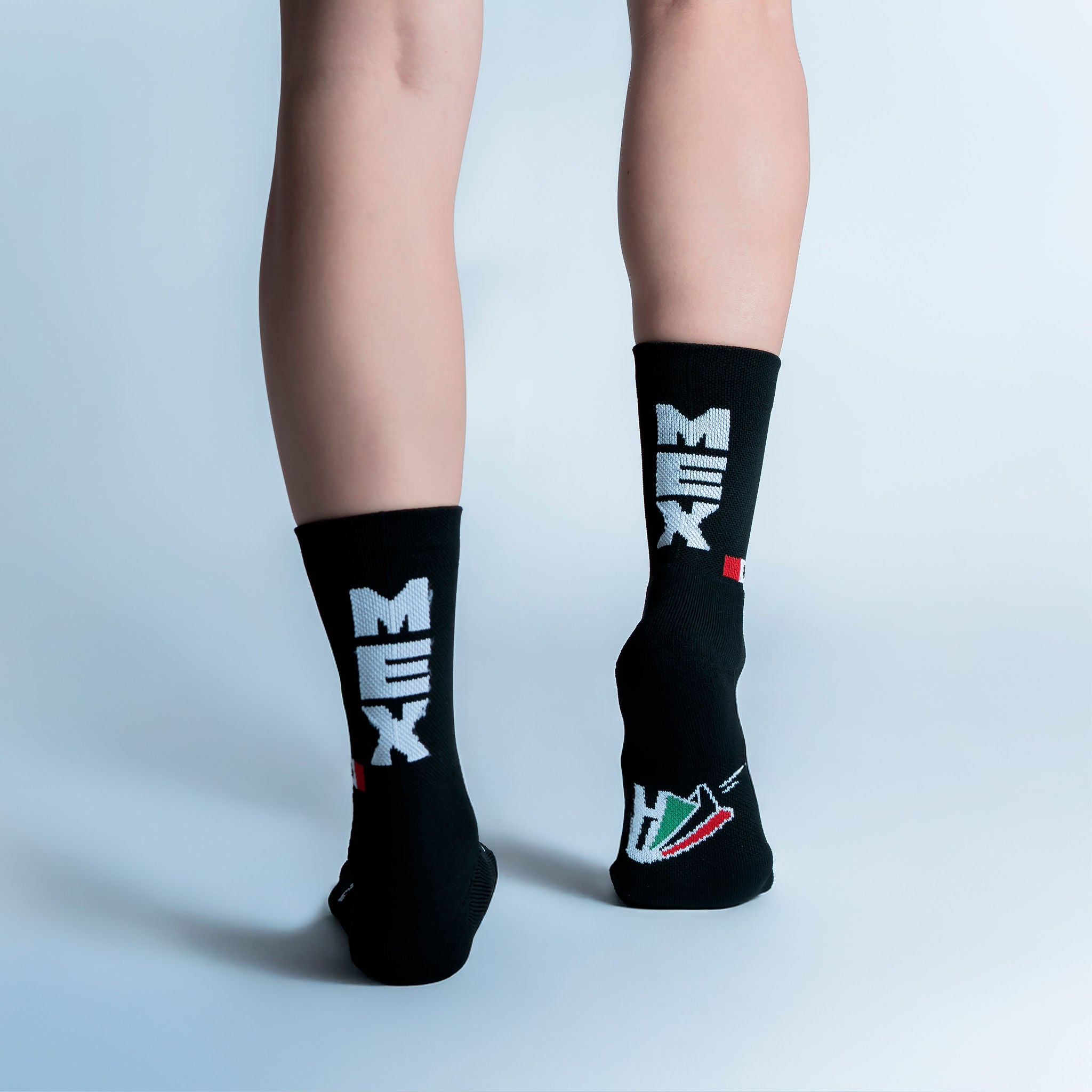 Calcetas deportivas MEX Calidad Intensity con diseño inspirado en México, tejido transpirable, soporte técnico y compresión ligera para running y entrenamiento.