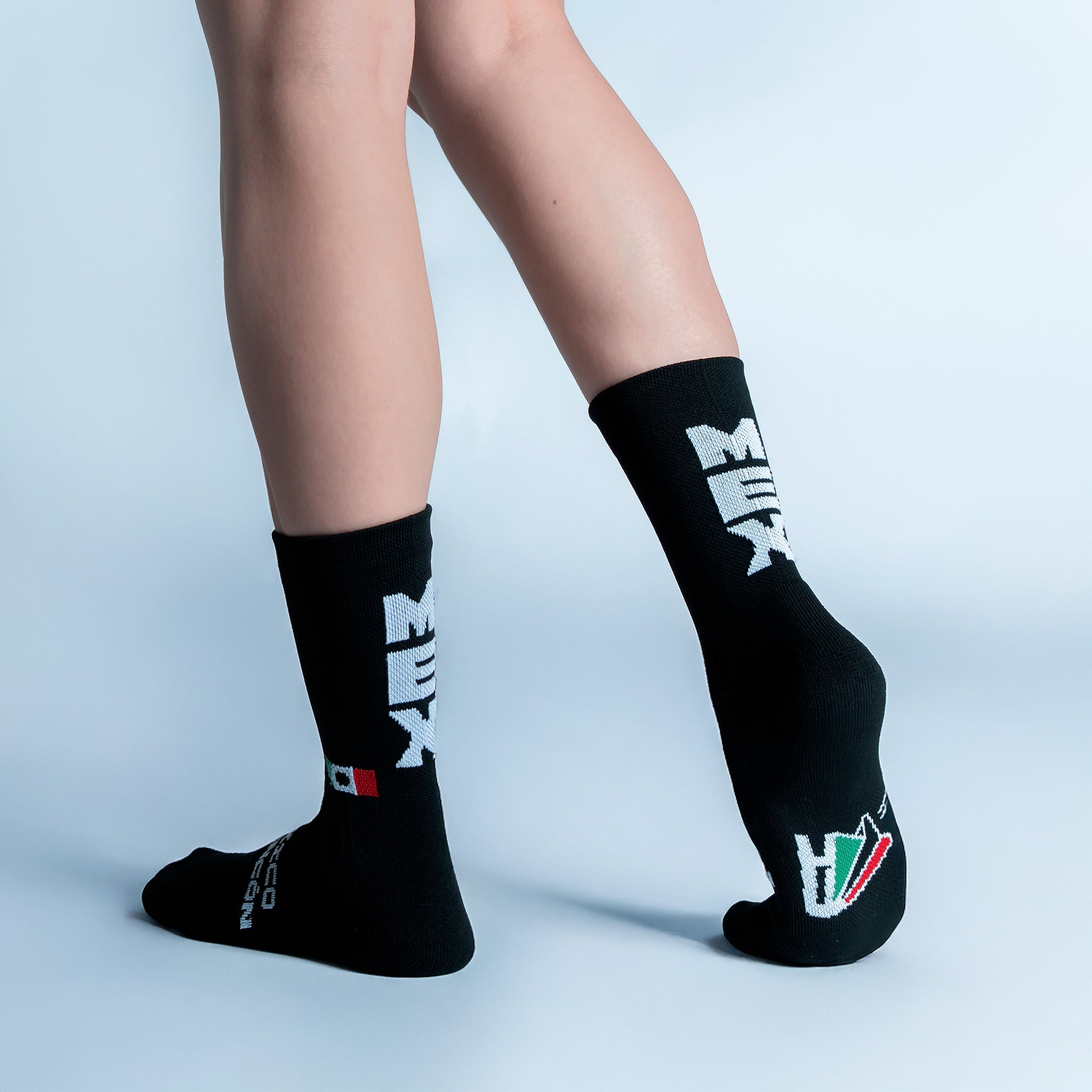 Calcetas deportivas MEX Calidad Intensity con diseño inspirado en México, tejido transpirable, soporte técnico y compresión ligera para running y entrenamiento.