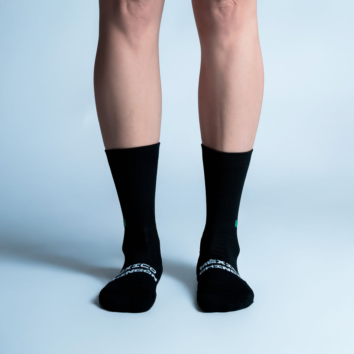 Calcetas Mex Intensity Max Cushion con diseño inspirado en México, tejido transpirable, soporte técnico y compresión ligera para running y entrenamiento.