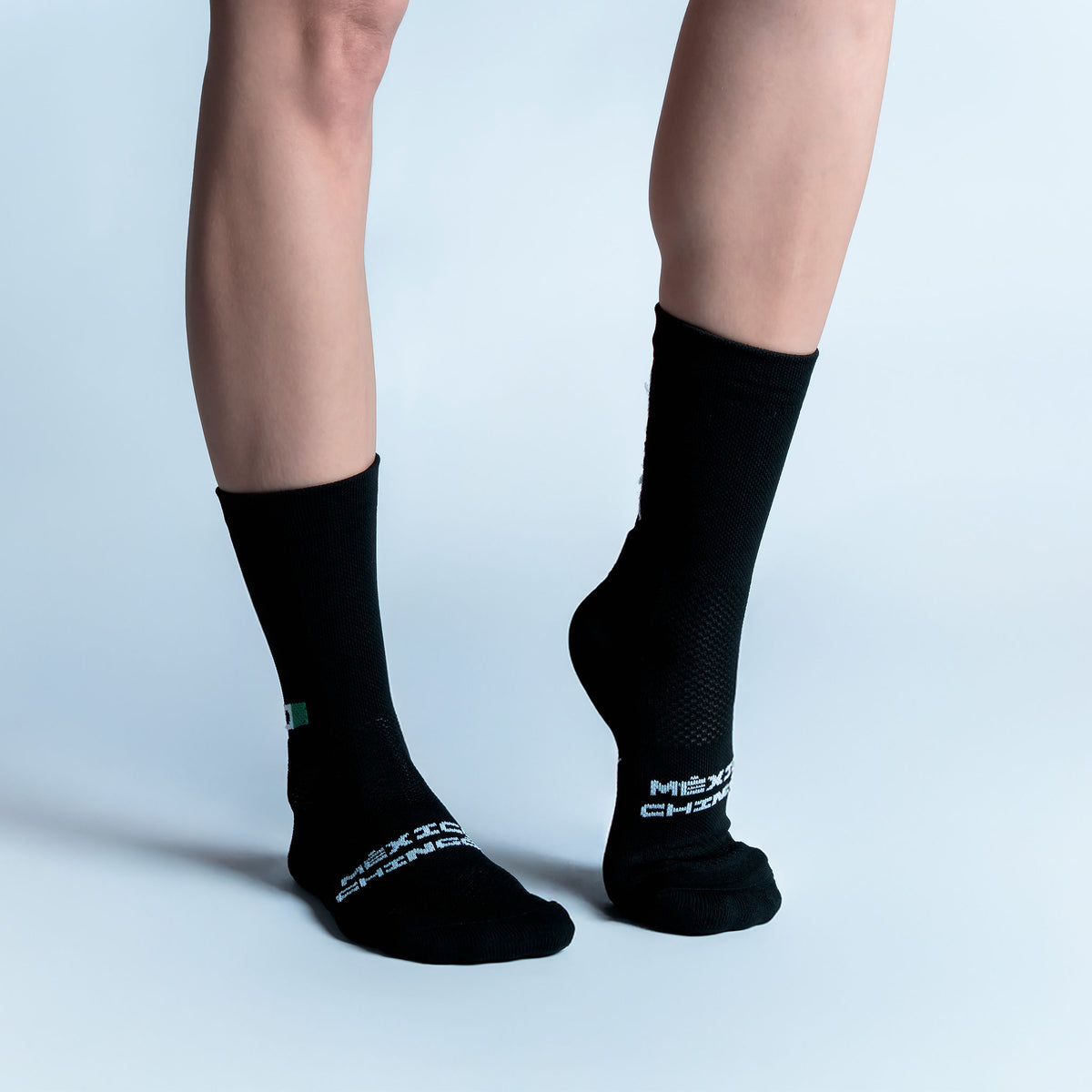 Calcetas Mex Intensity Max Cushion con diseño inspirado en México, tejido transpirable, soporte técnico y compresión ligera para running y entrenamiento.