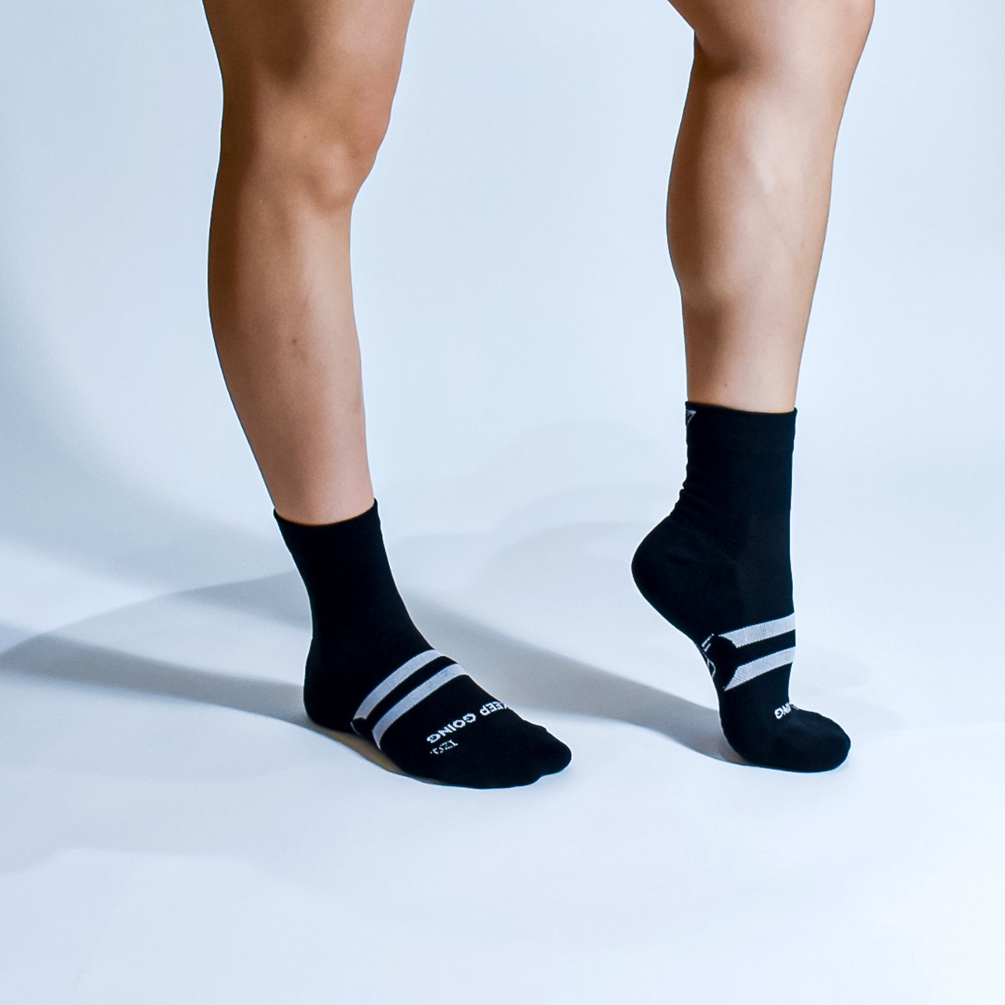 Calcetas deportivas Mini Pro para running, maratón y ciclismo. Con diseño técnico transpirable, compresión media y soporte en arco plantar, costura antiampollas.