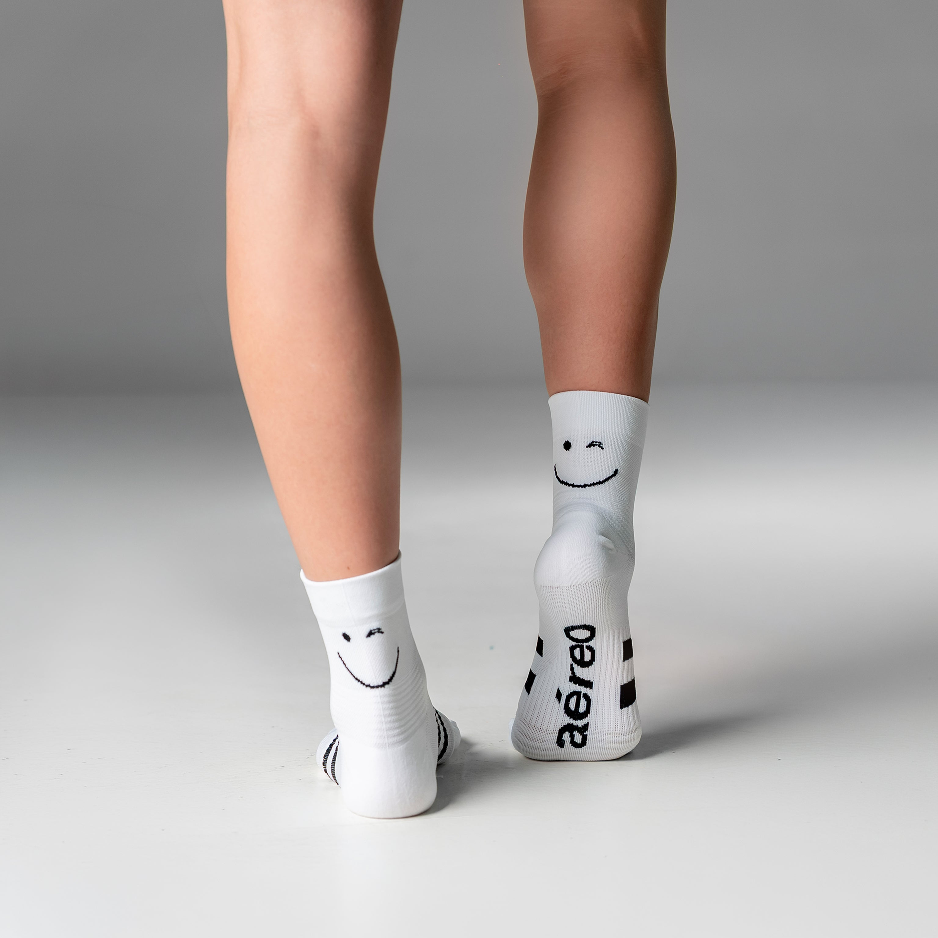Calcetas deportivas Mini Smiles Pro para running, maratón y ciclismo. Con diseño técnico transpirable, compresión media y soporte en arco plantar, costura antiampollas.