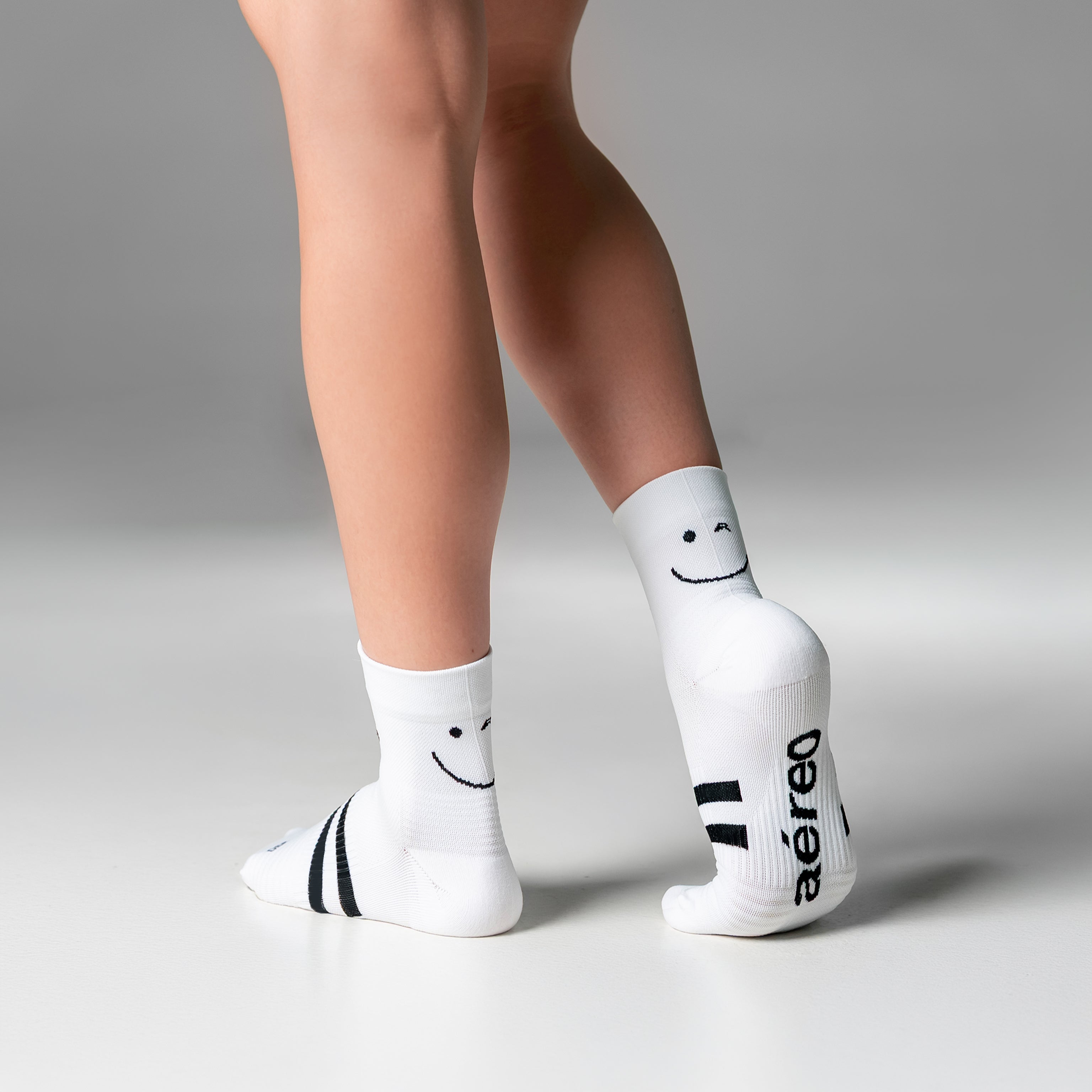 Calcetas deportivas Mini Smiles Pro para running, maratón y ciclismo. Con diseño técnico transpirable, compresión media y soporte en arco plantar, costura antiampollas.