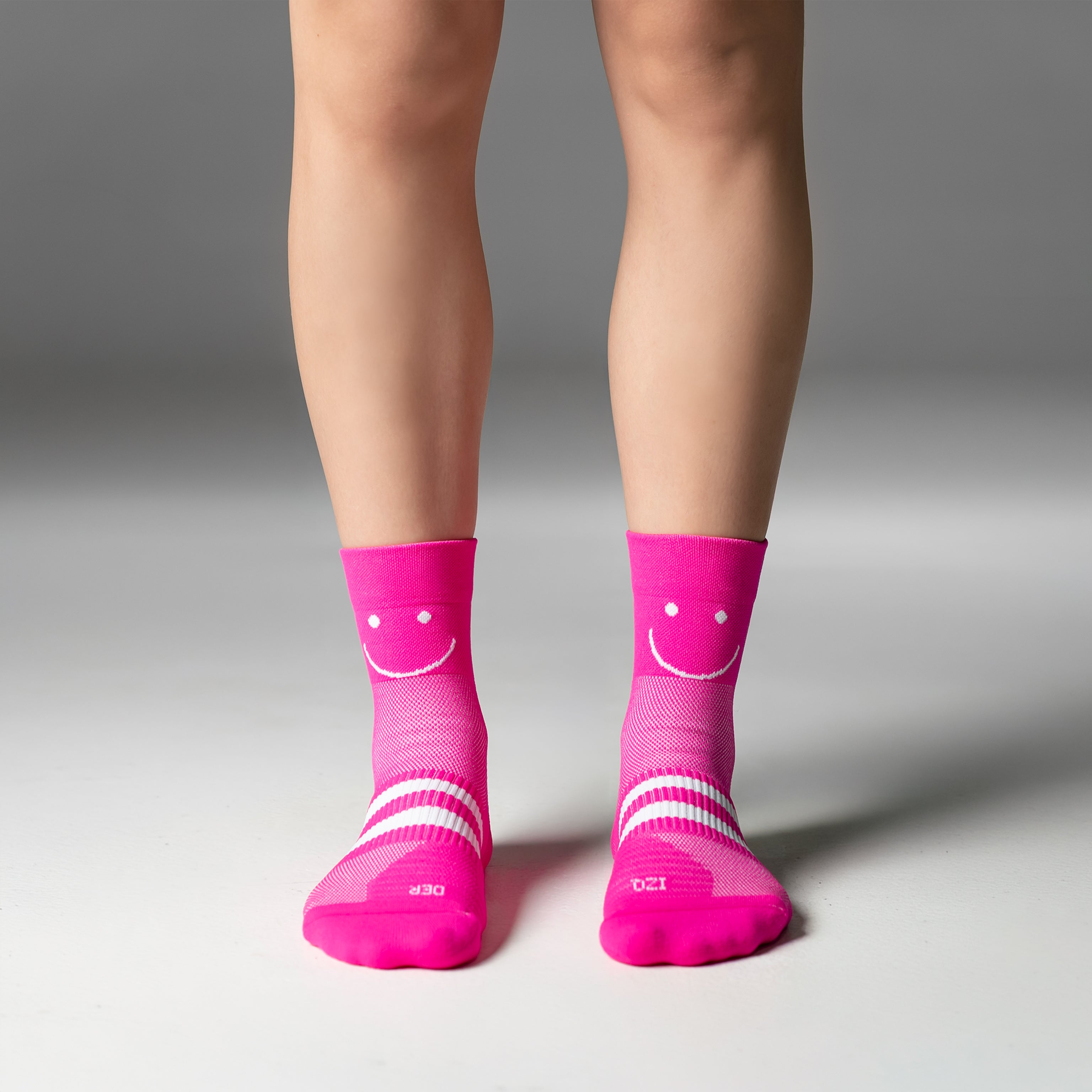 Calcetas deportivas Mini Smiles Pro para running, maratón y ciclismo. Con diseño técnico transpirable, compresión media y soporte en arco plantar, costura antiampollas.