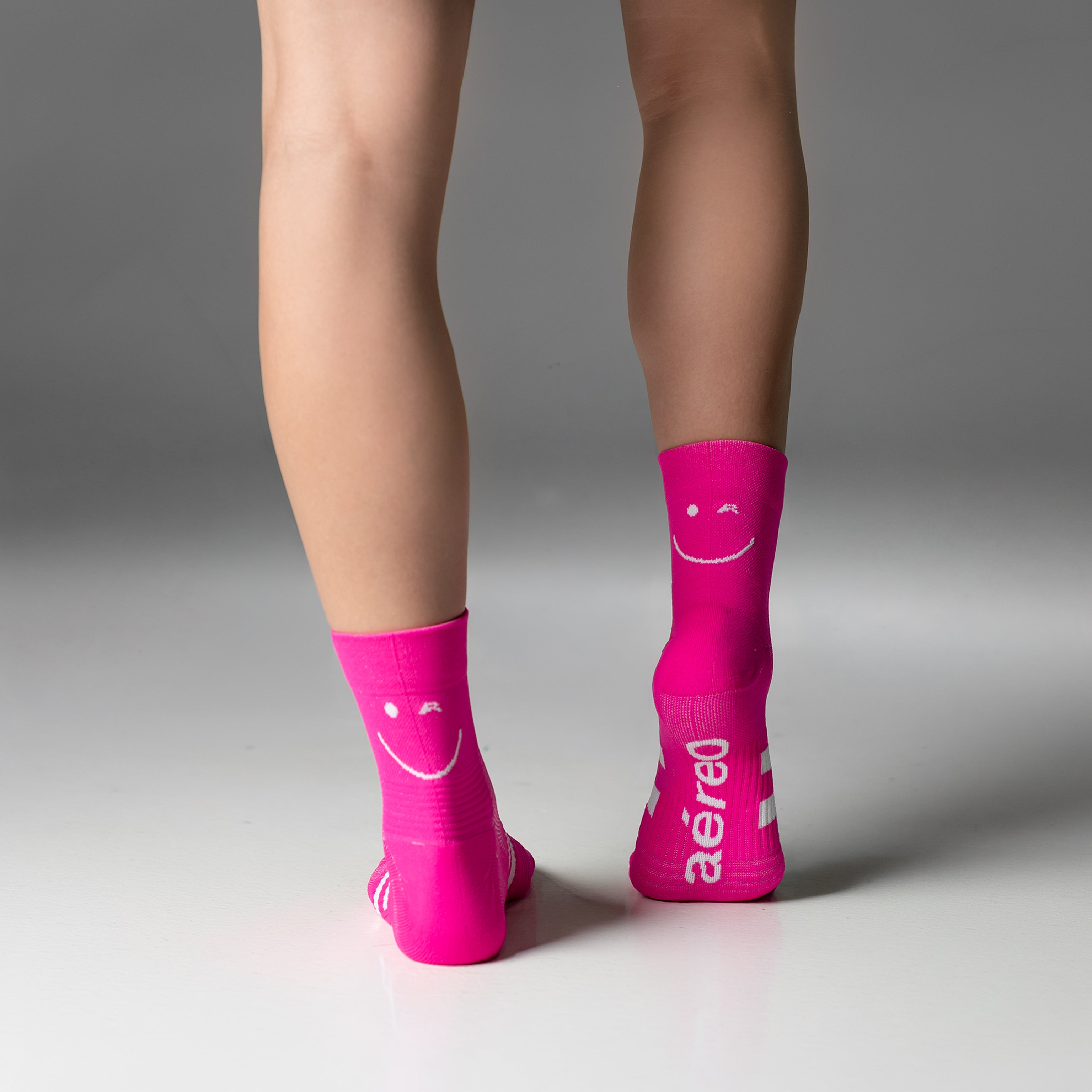 Calcetas deportivas Mini Smiles Pro para running, maratón y ciclismo. Con diseño técnico transpirable, compresión media y soporte en arco plantar, costura antiampollas.