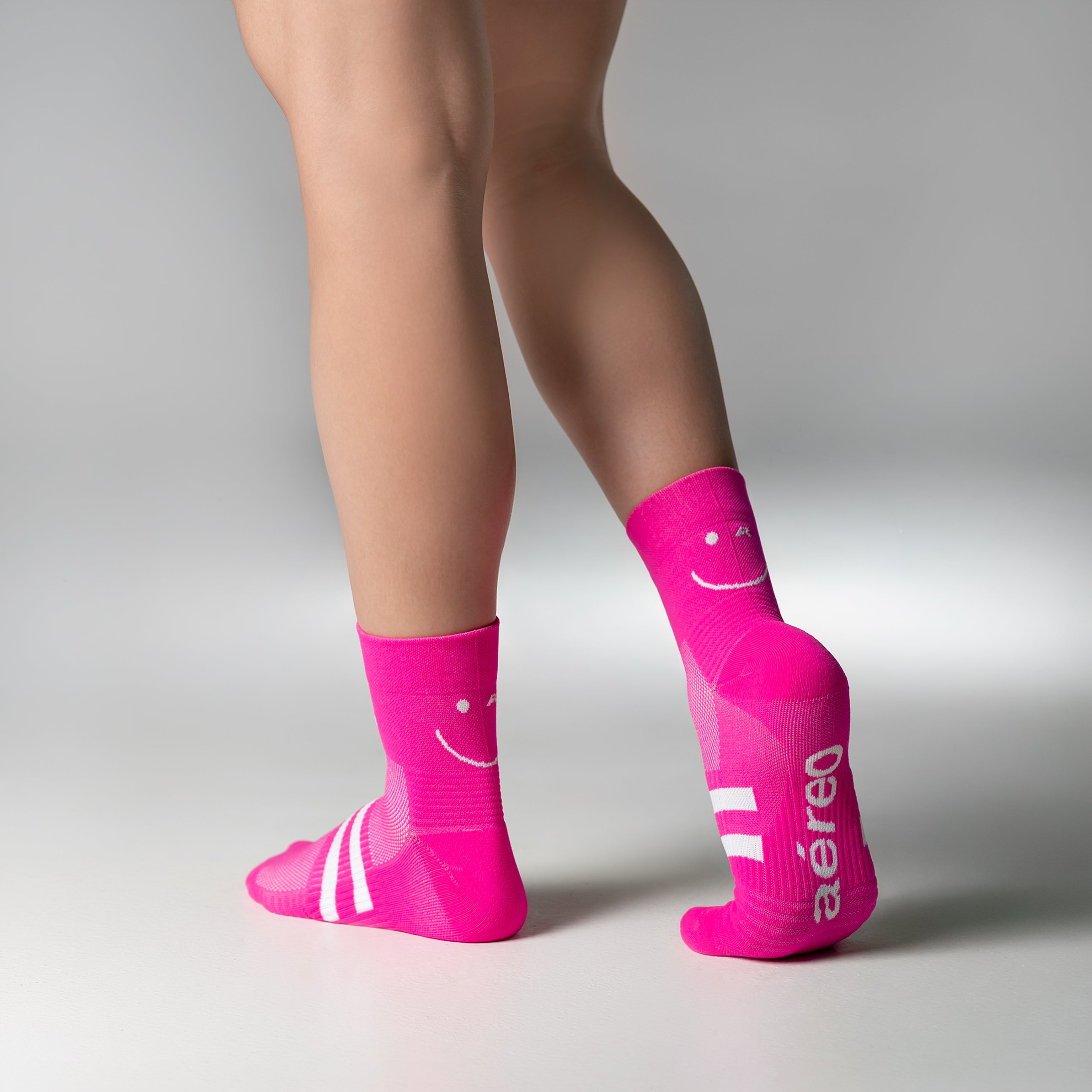 Calcetas deportivas Mini Smiles Pro para running, maratón y ciclismo. Con diseño técnico transpirable, compresión media y soporte en arco plantar, costura antiampollas.