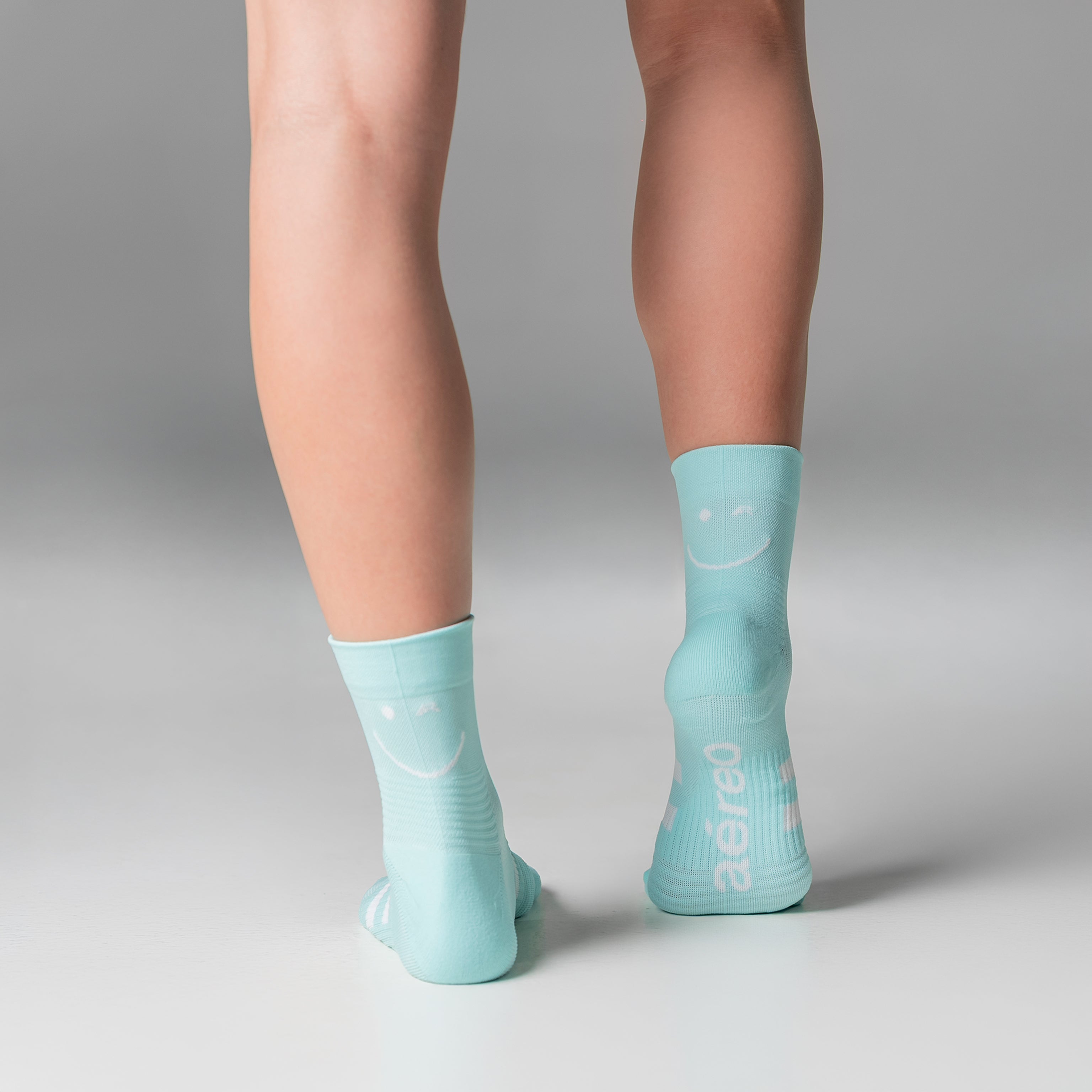 Calcetas deportivas Mini Smiles Pro para running, maratón y ciclismo. Con diseño técnico transpirable, compresión media y soporte en arco plantar, costura antiampollas.