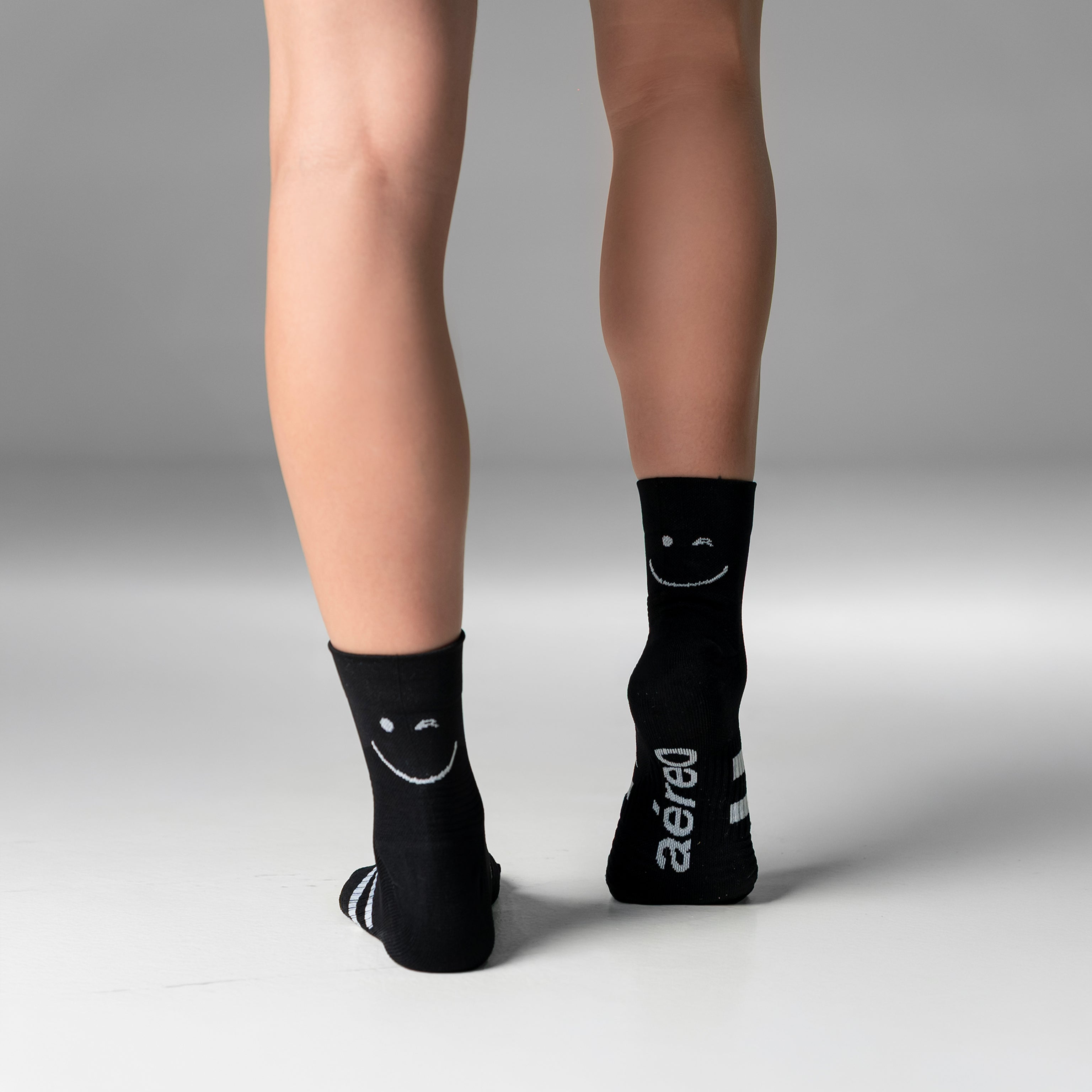 Calcetas deportivas Mini Smiles Pro para running, maratón y ciclismo. Con diseño técnico transpirable, compresión media y soporte en arco plantar, costura antiampollas.