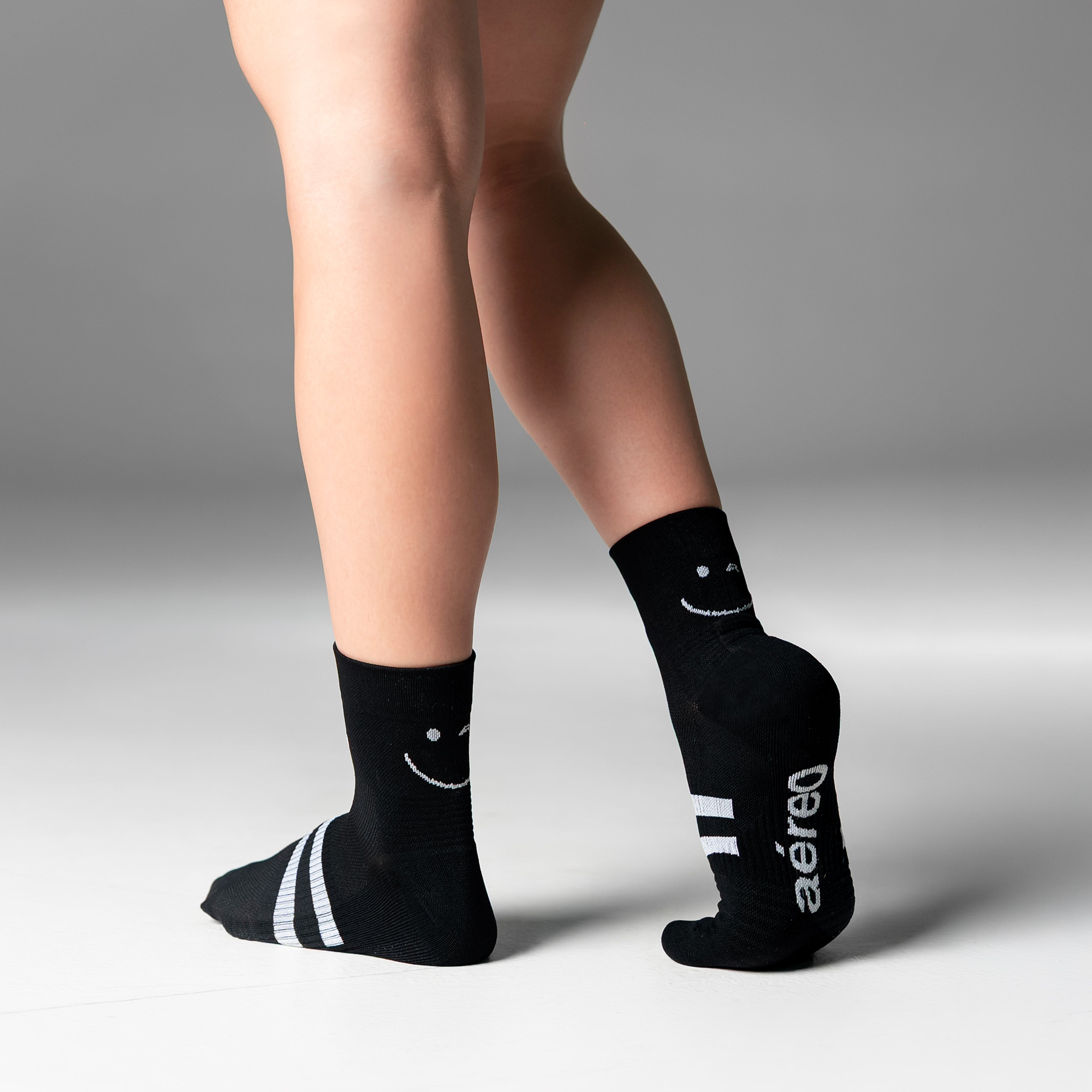 Calcetas deportivas Mini Smiles Pro para running, maratón y ciclismo. Con diseño técnico transpirable, compresión media y soporte en arco plantar, costura antiampollas.