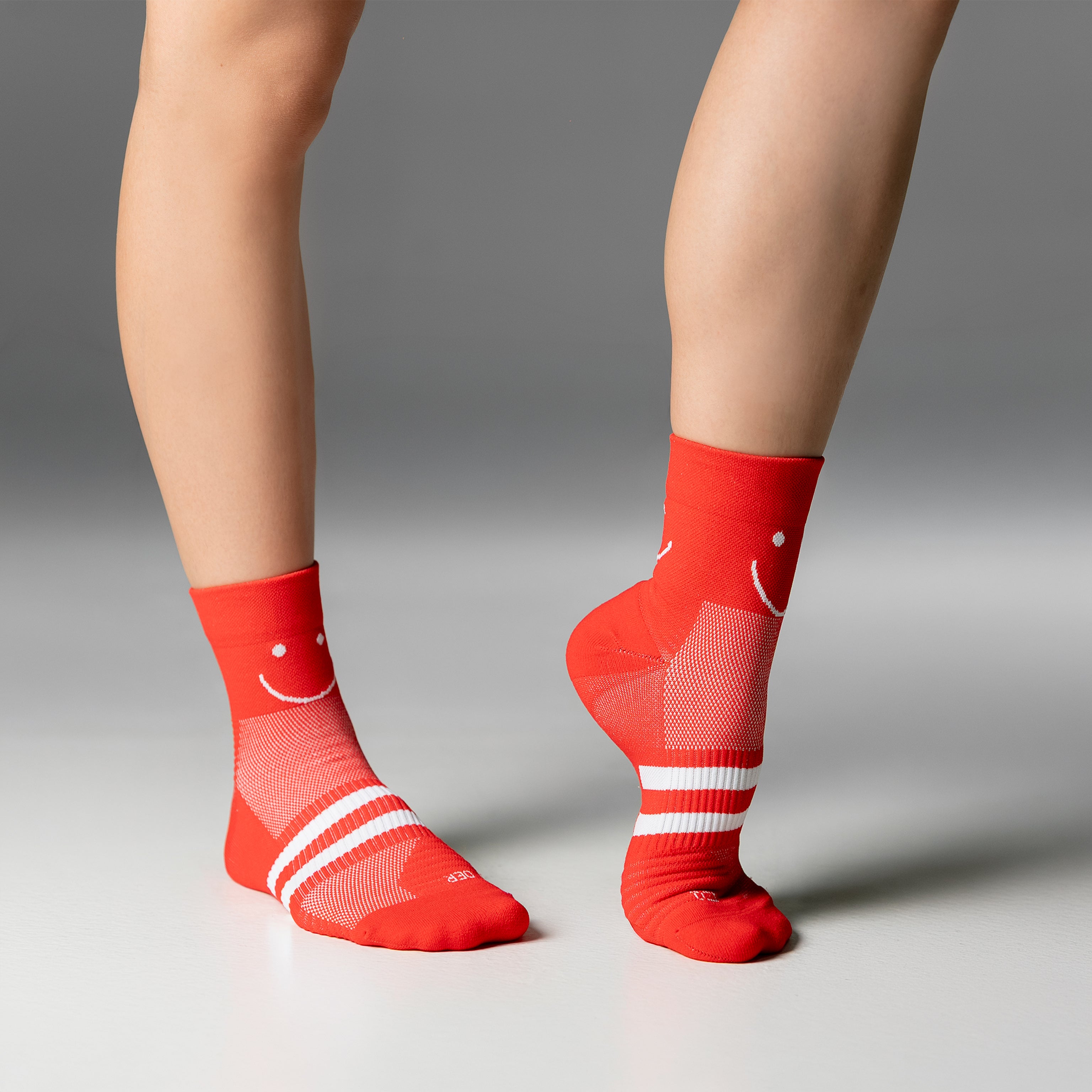 Calcetas deportivas Mini Smiles Pro para running, maratón y ciclismo. Con diseño técnico transpirable, compresión media y soporte en arco plantar, costura antiampollas.