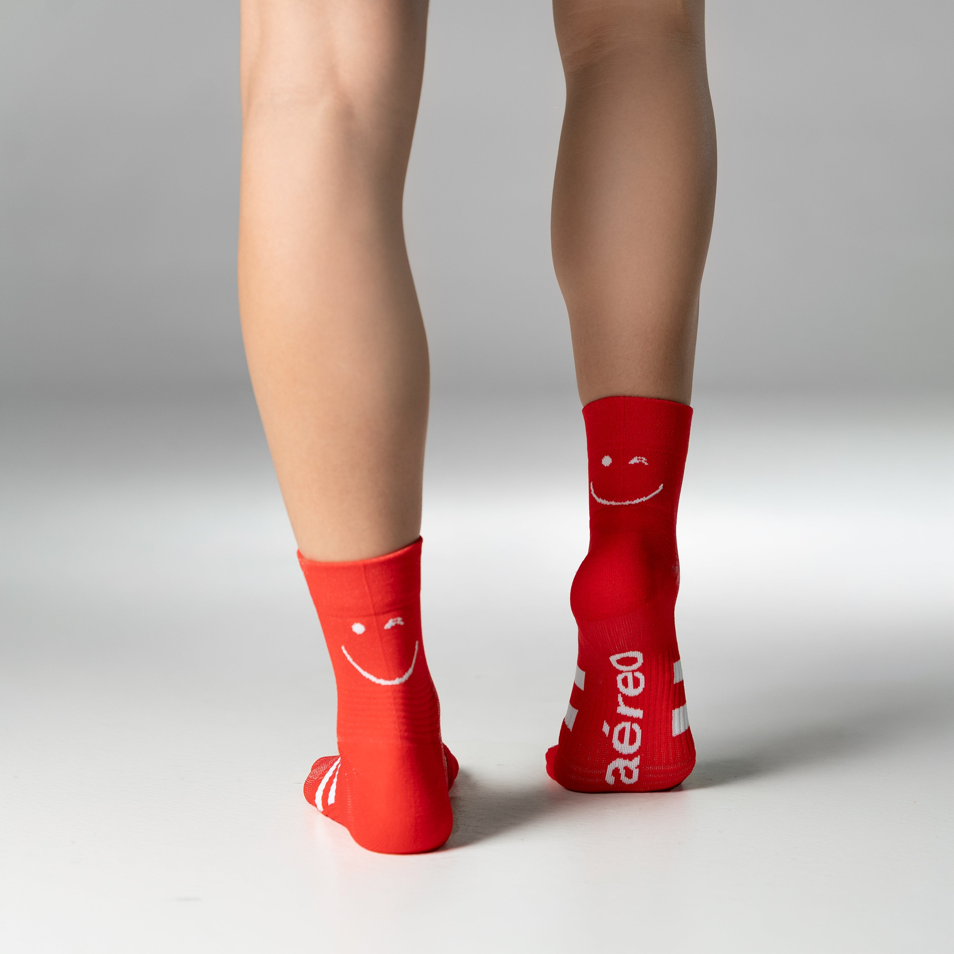 Calcetas deportivas Mini Smiles Pro para running, maratón y ciclismo. Con diseño técnico transpirable, compresión media y soporte en arco plantar, costura antiampollas.