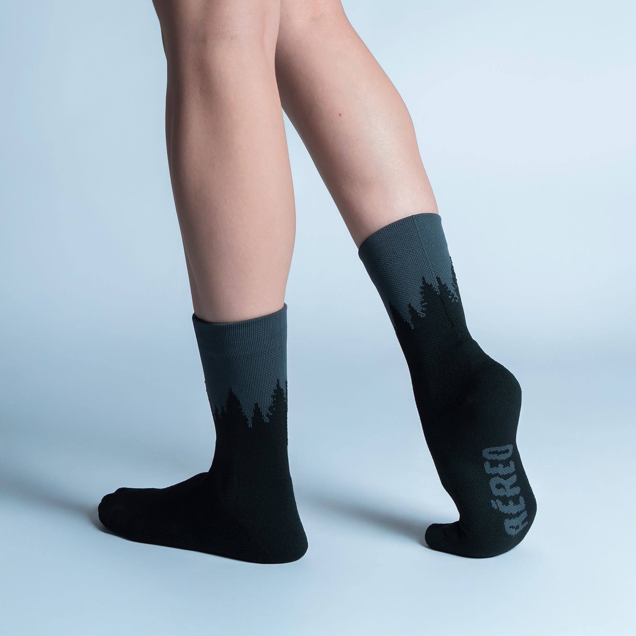 Calcetas deportivas Mountain Spirit con diseño inspirado en la naturaleza y el espíritu del trail, tejido transpirable, soporte técnico y compresión media para acompañarte en tus rutas de running y entrenamiento.