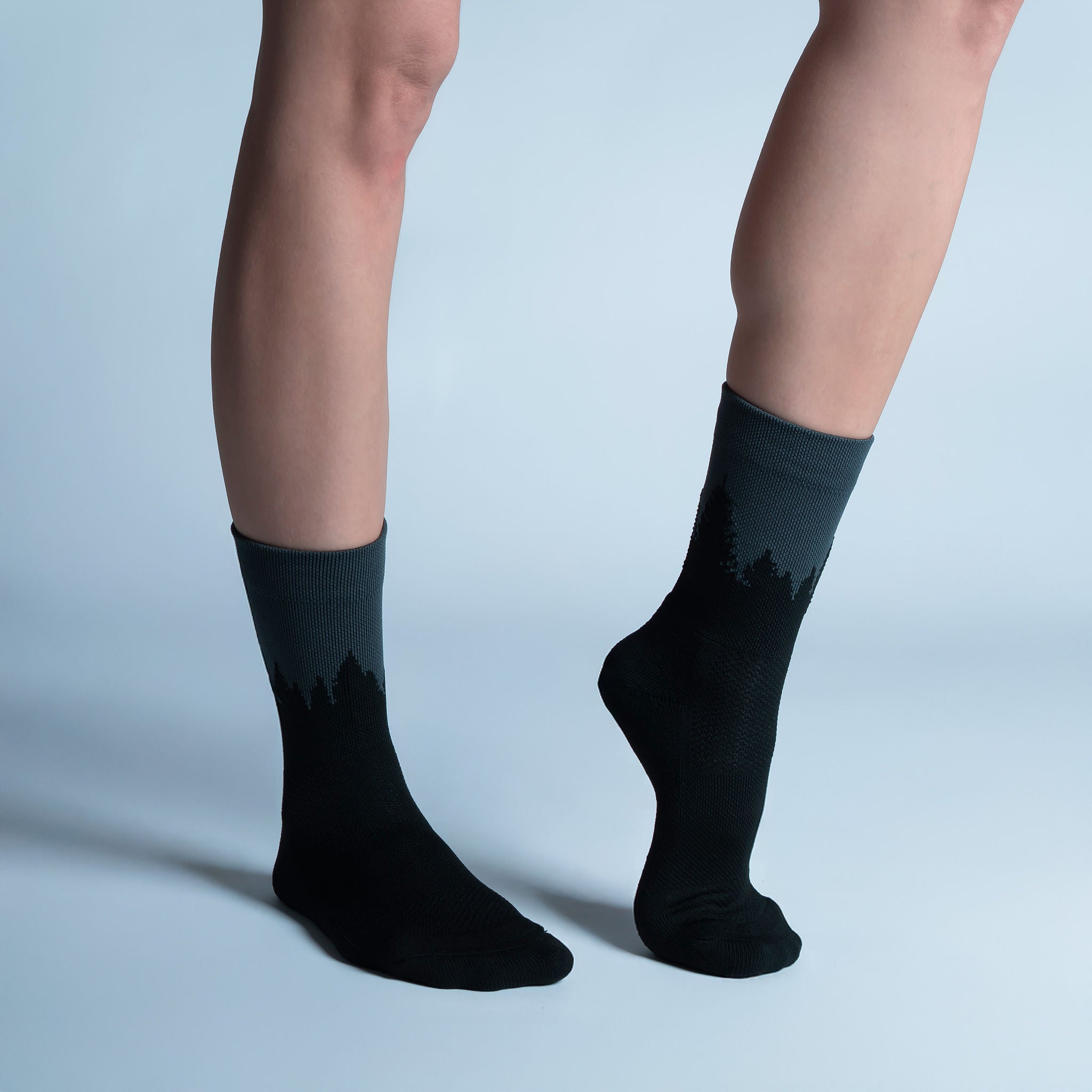 Calcetas deportivas Mountain Spirit con diseño inspirado en la naturaleza y el espíritu del trail, tejido transpirable, soporte técnico y compresión media para acompañarte en tus rutas de running y entrenamiento.