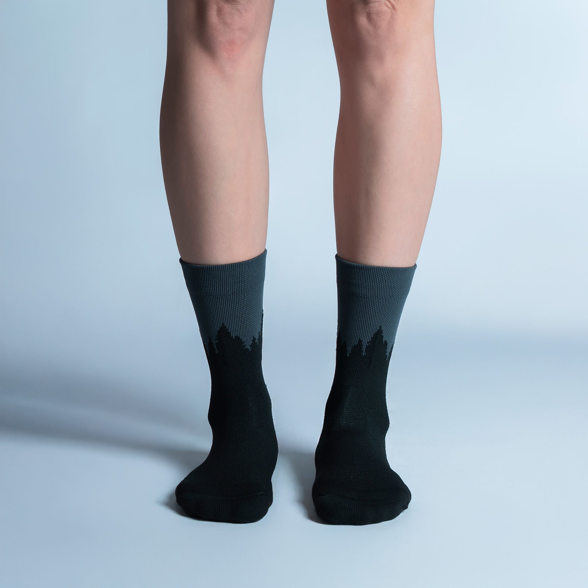 Calcetas deportivas Mountain Spirit con diseño inspirado en la naturaleza y el espíritu del trail, tejido transpirable, soporte técnico y compresión media para acompañarte en tus rutas de running y entrenamiento.