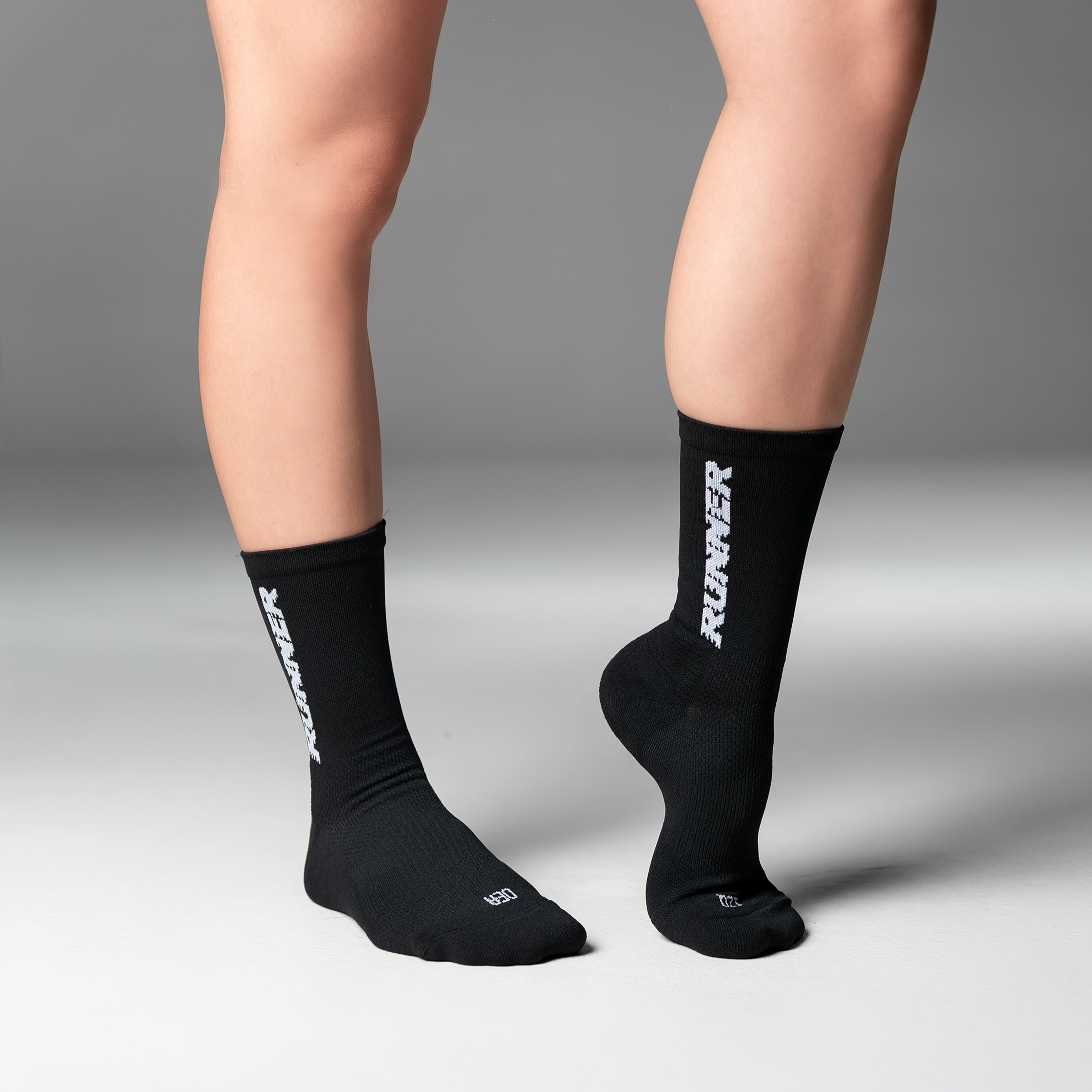 Calcetas deportivas Runner Pro para running, maratón y ciclismo. Con diseño técnico transpirable, compresión media y soporte en arco plantar, costura antiampollas.