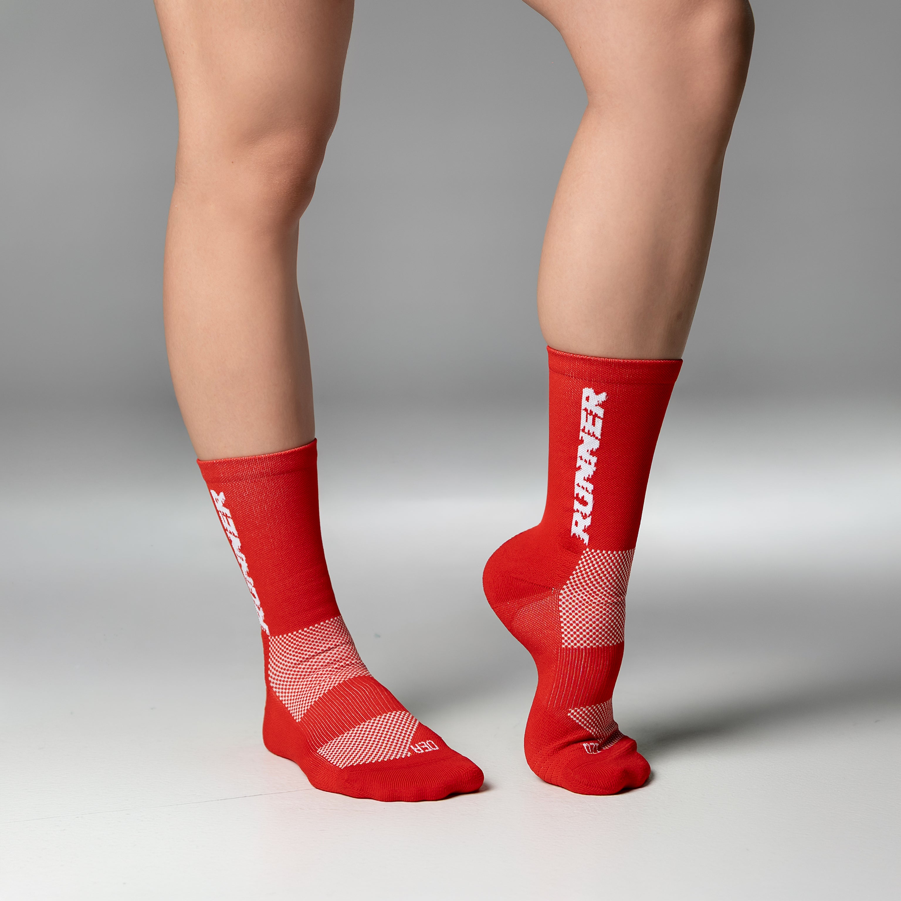 Calcetas deportivas Runner Pro para running, maratón y ciclismo. Con diseño técnico transpirable, compresión media y soporte en arco plantar, costura antiampollas.