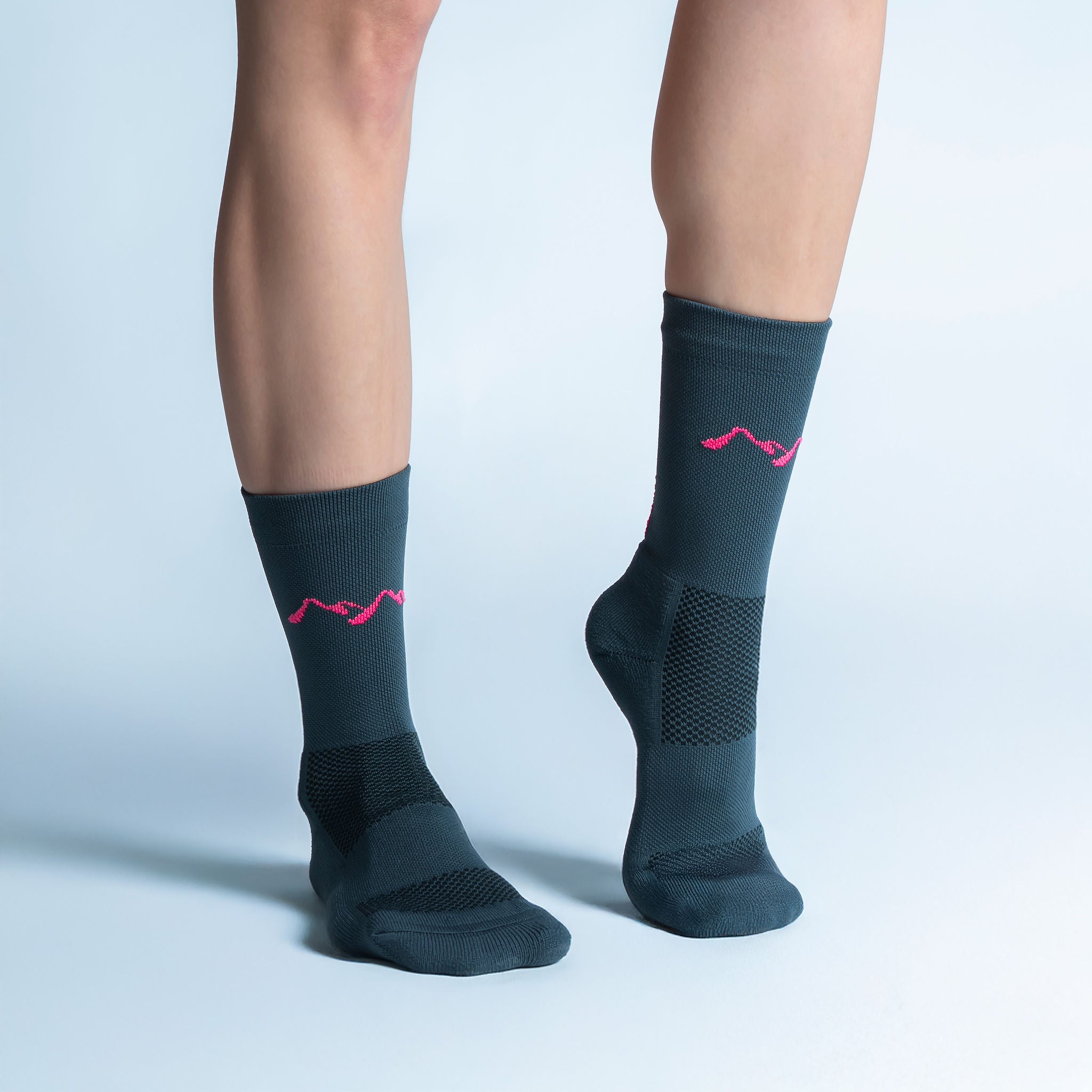 Calcetas deportivas Queen of the Mountain diseñadas para corredoras y corredores, con tejido respirable, ajuste cómodo y compresión media ideal para distancias cortas y largas.
