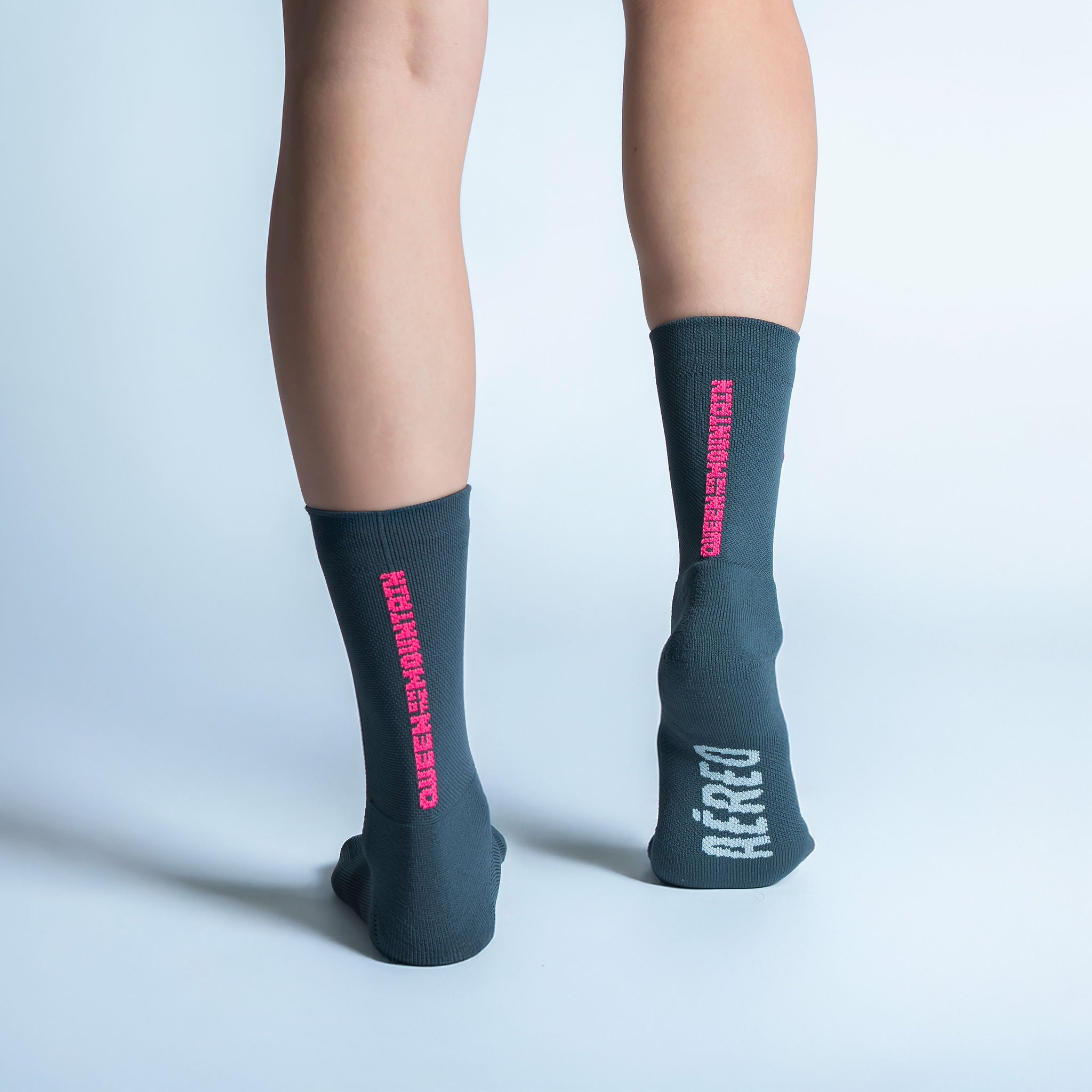 Calcetas deportivas Queen of the Mountain diseñadas para corredoras y corredores, con tejido respirable, ajuste cómodo y compresión media ideal para distancias cortas y largas.
